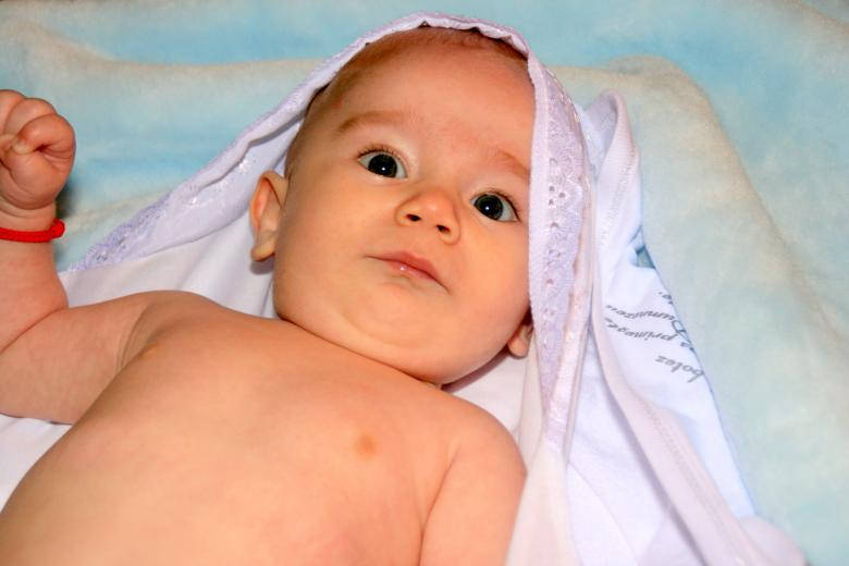 baby boy, red bracelet, white hooded towel, SD Desktop Wallpaper