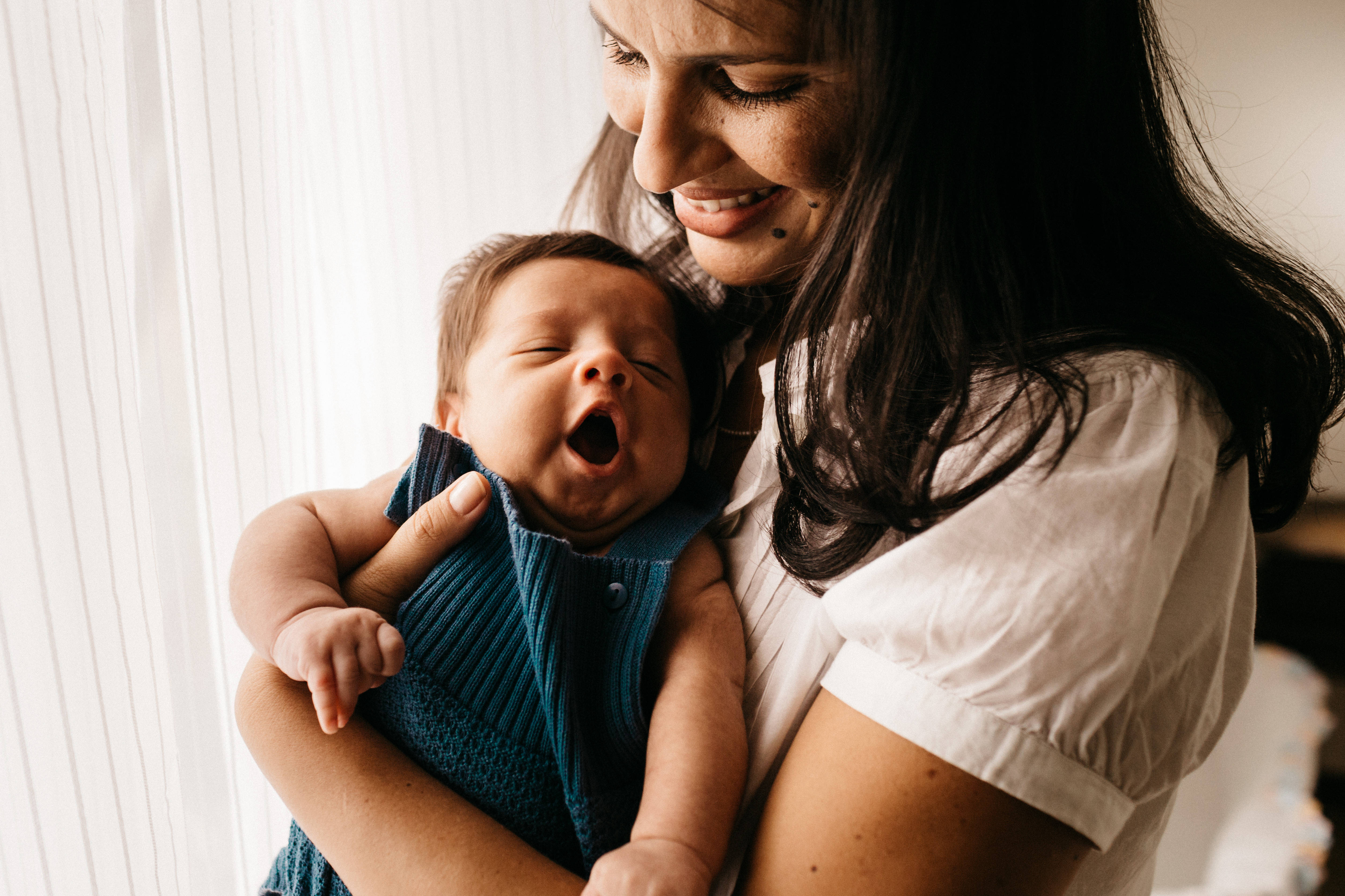 Baby Boy, yawning, smiling mother, 4K Desktop Wallpaper