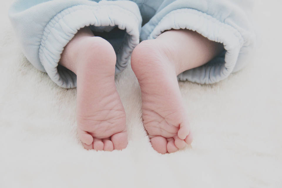 baby boy, blue pyjamas, soft blue pants, SD Desktop Wallpaper