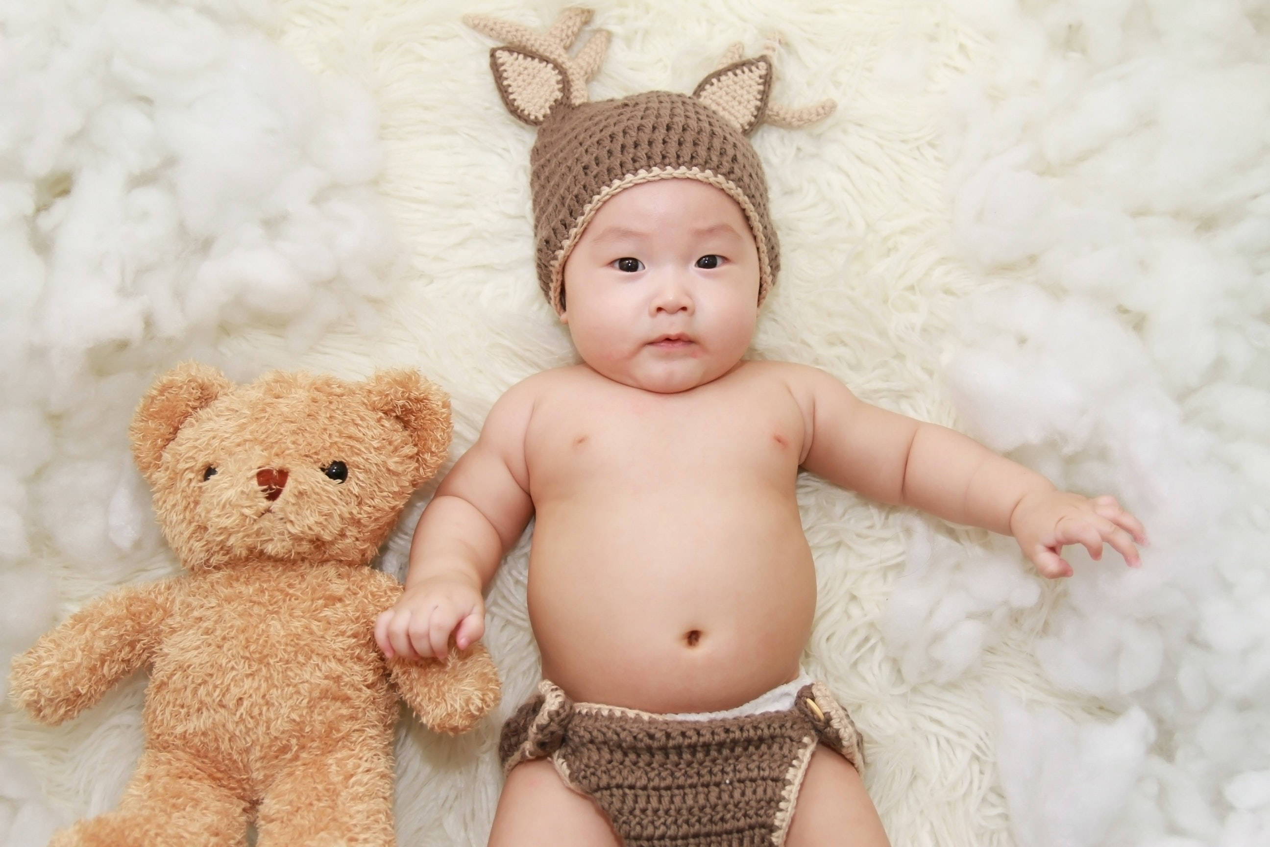 brown crocheted deer hat, fluffy white rug, matching teddy bear, 2K Desktop Wallpaper