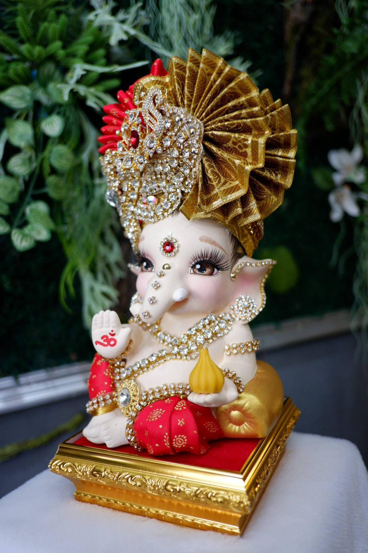 Baby Ganesh, sparkling diamonds, gold and red jewels, HD Phone Wallpaper