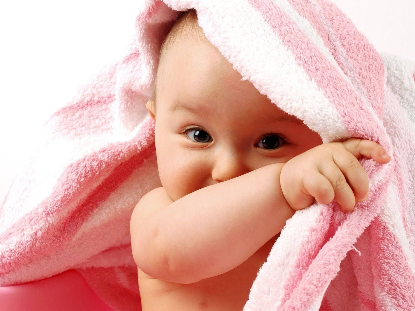 pink and white striped towel, baby, curious eyes, HD Desktop Wallpaper