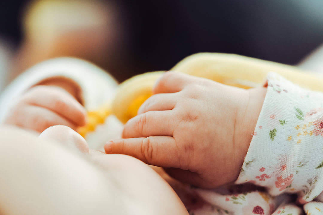 baby, tiny hand, adult's bare shoulder, SD Desktop Wallpaper