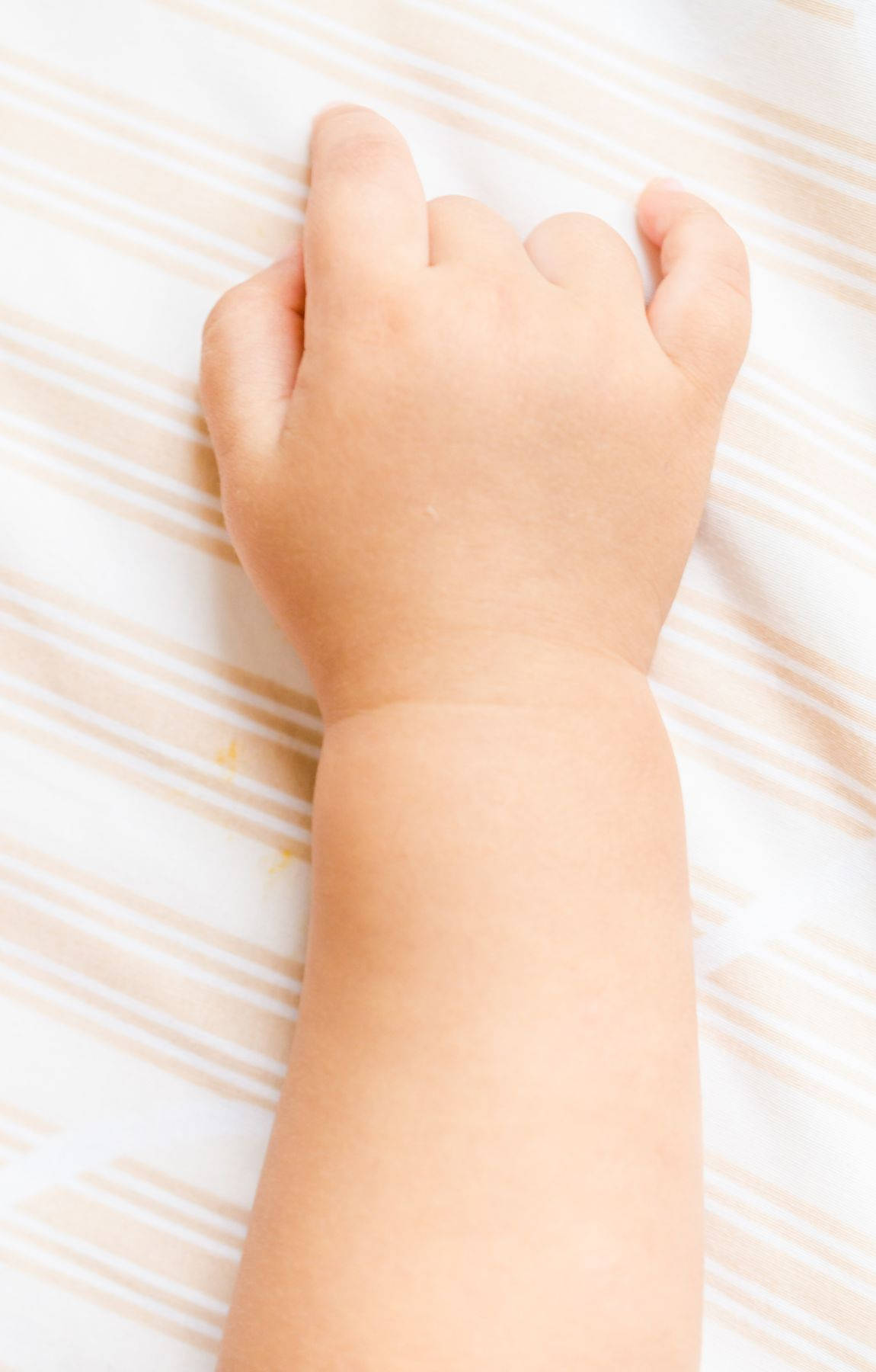 baby hand, fair white skin, soft striped blanket, HD Phone Wallpaper