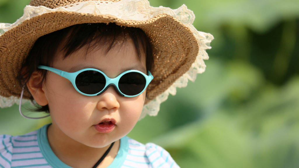 straw hat, turquoise sunglasses, soft green blurred background, SD Desktop Wallpaper