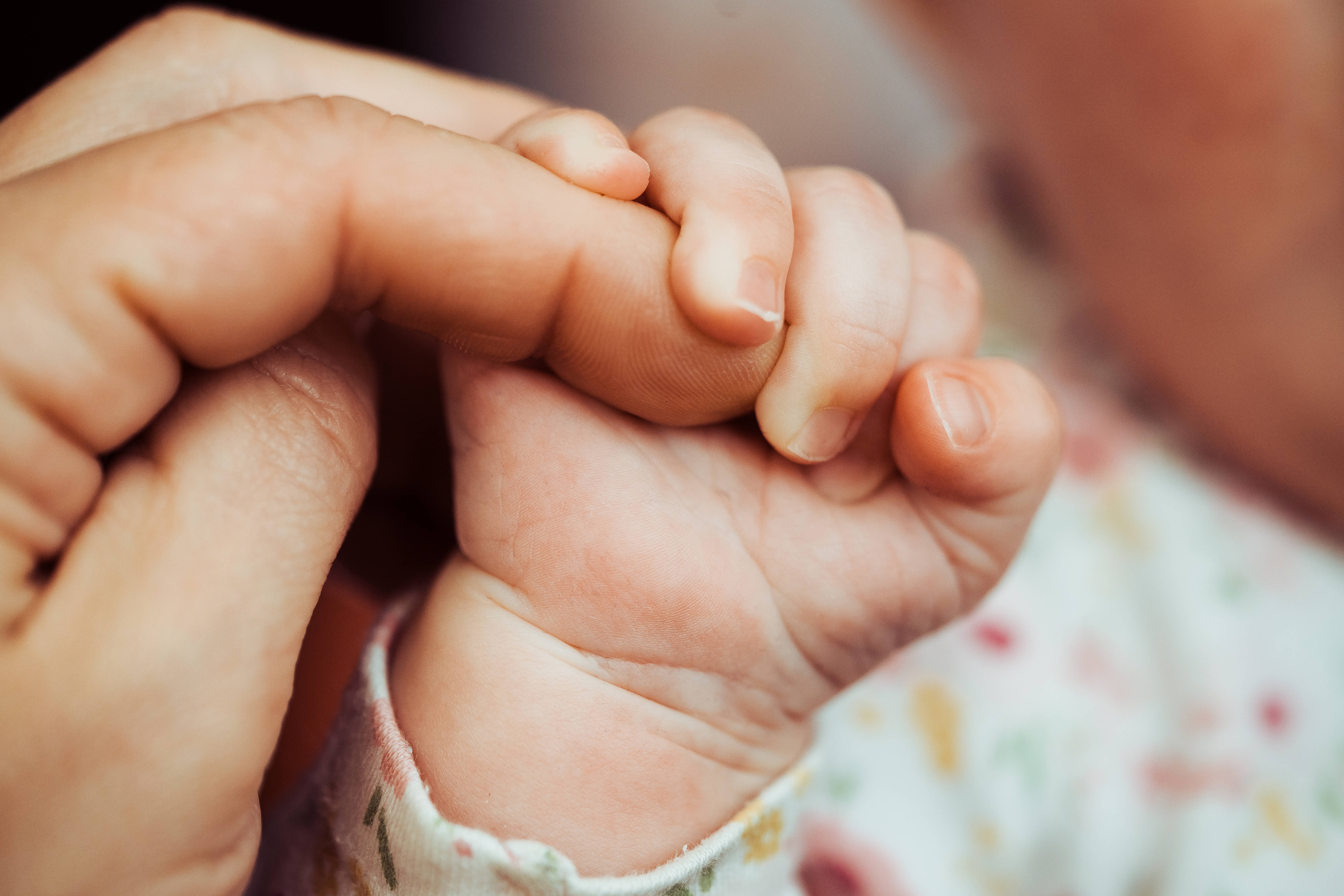 hand clutch baby hd shot, baby, adult's hand, 5K Desktop Wallpaper