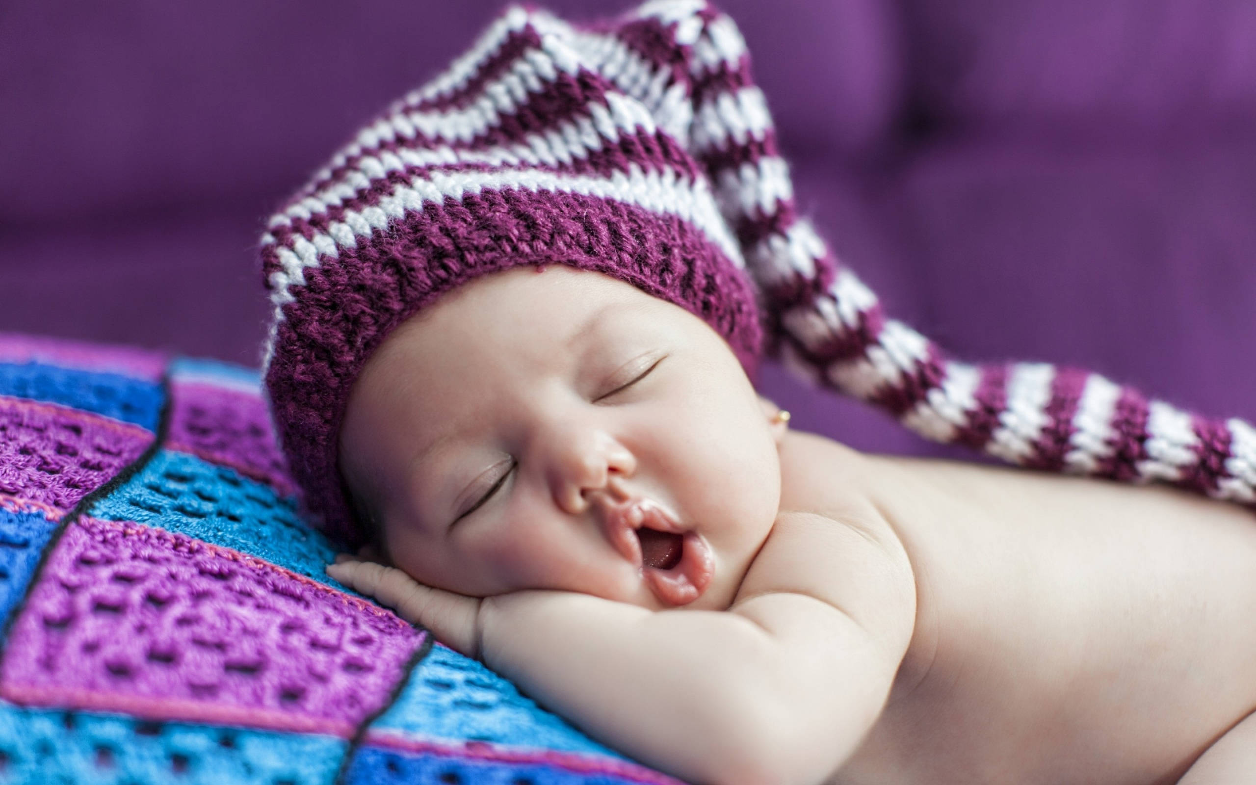 baby photography, infant sleeping, colorful crocheted blanket, 2K Desktop Wallpaper