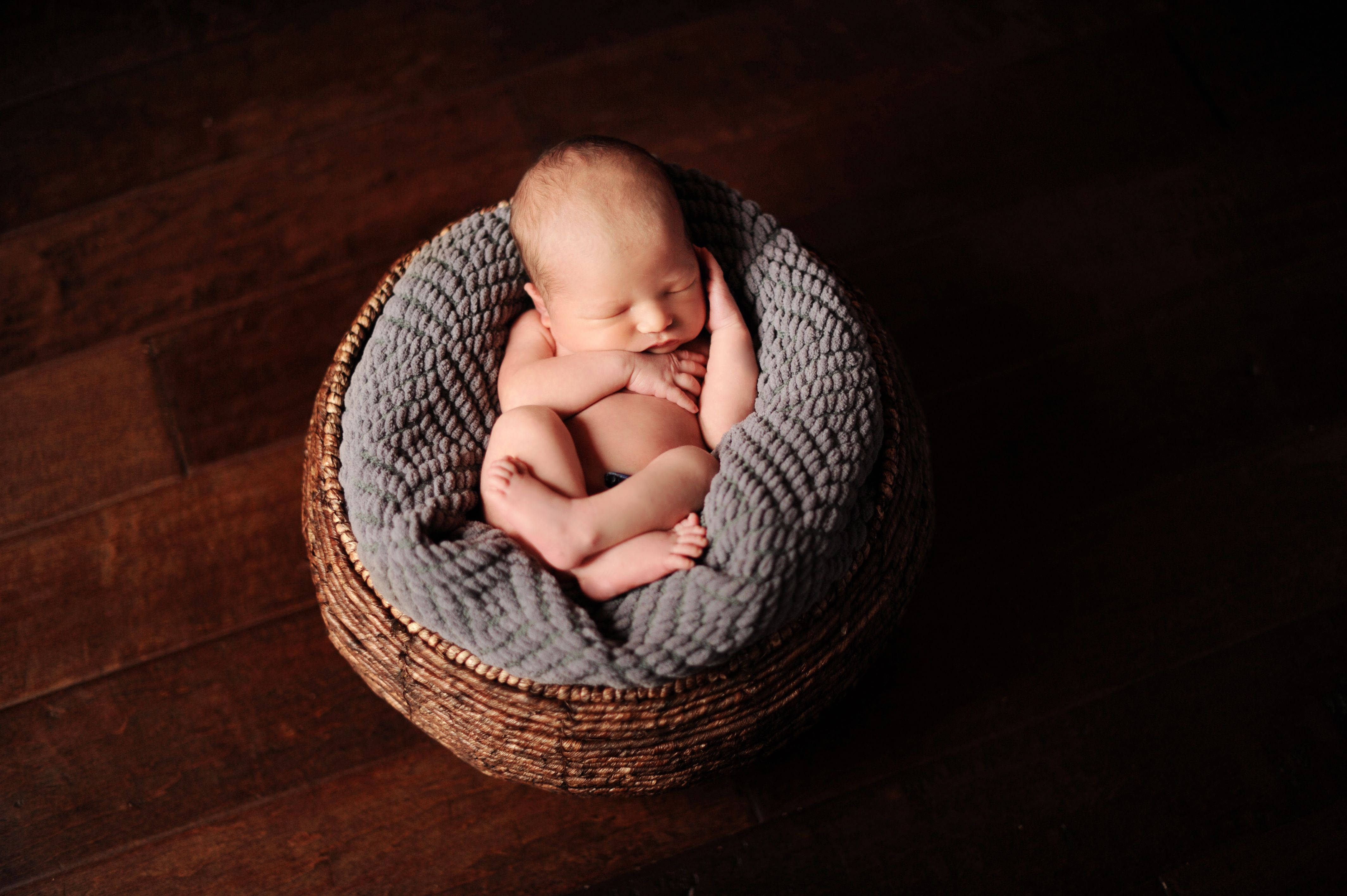 woven basket, soft gray knit fabric, dark wooden floor, 4K Desktop Wallpaper