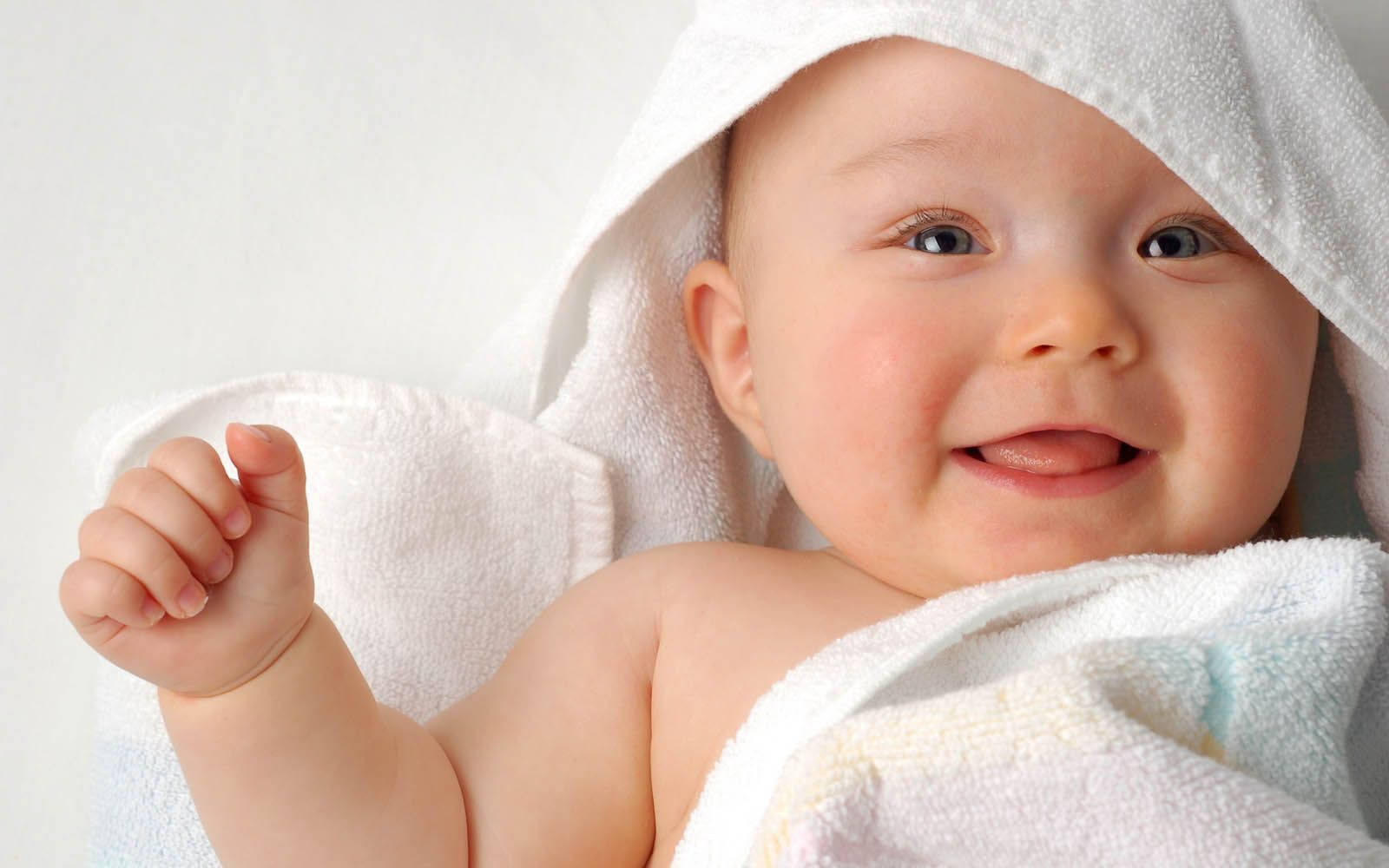 giggling newborn baby, soft white towel, bright smile, HD Desktop Wallpaper