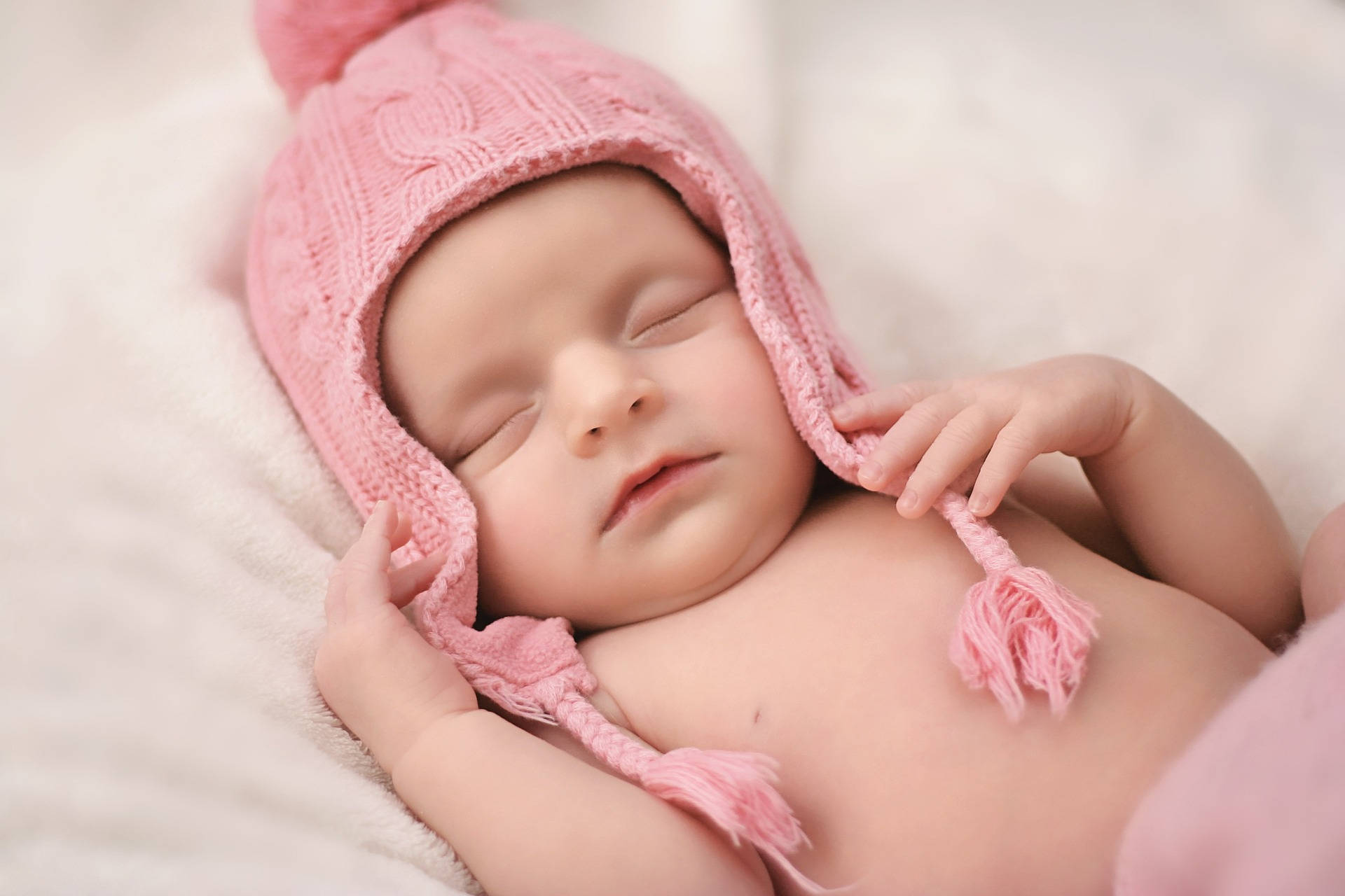 baby pink knitted hat, tassels, fluffy white blanket, Full HD Desktop Wallpaper