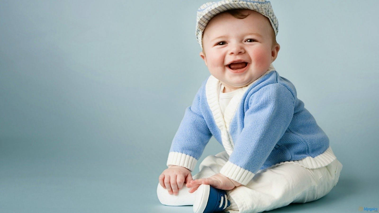 blue cardigan, checkered cap, soft blue studio backdrop, HD Desktop Wallpaper