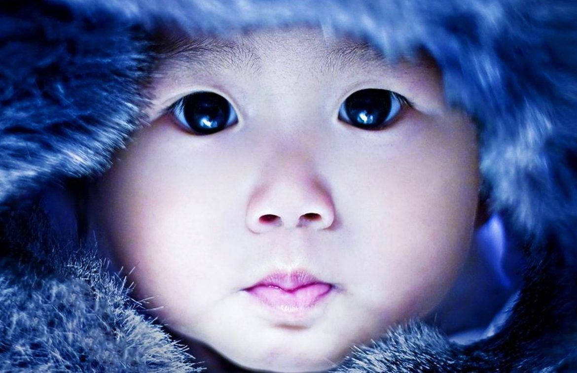 Eskimo outfit, baby, fluffy blue hood, SD Desktop Wallpaper