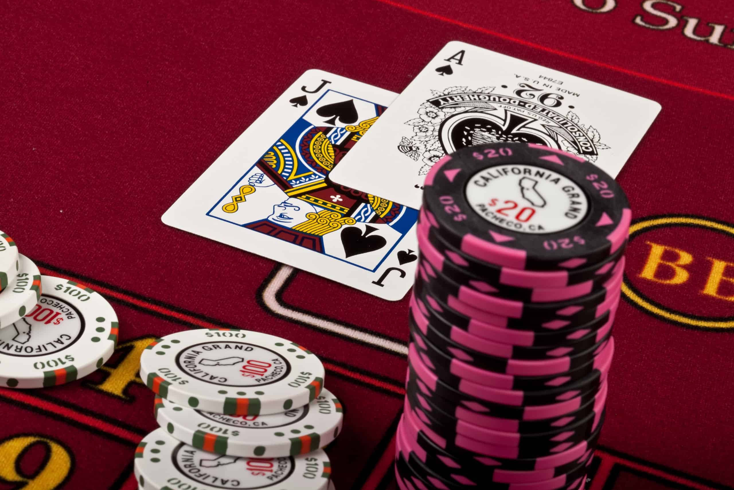 Baccarat, pink and white casino chips, red casino table, 2K Desktop Wallpaper