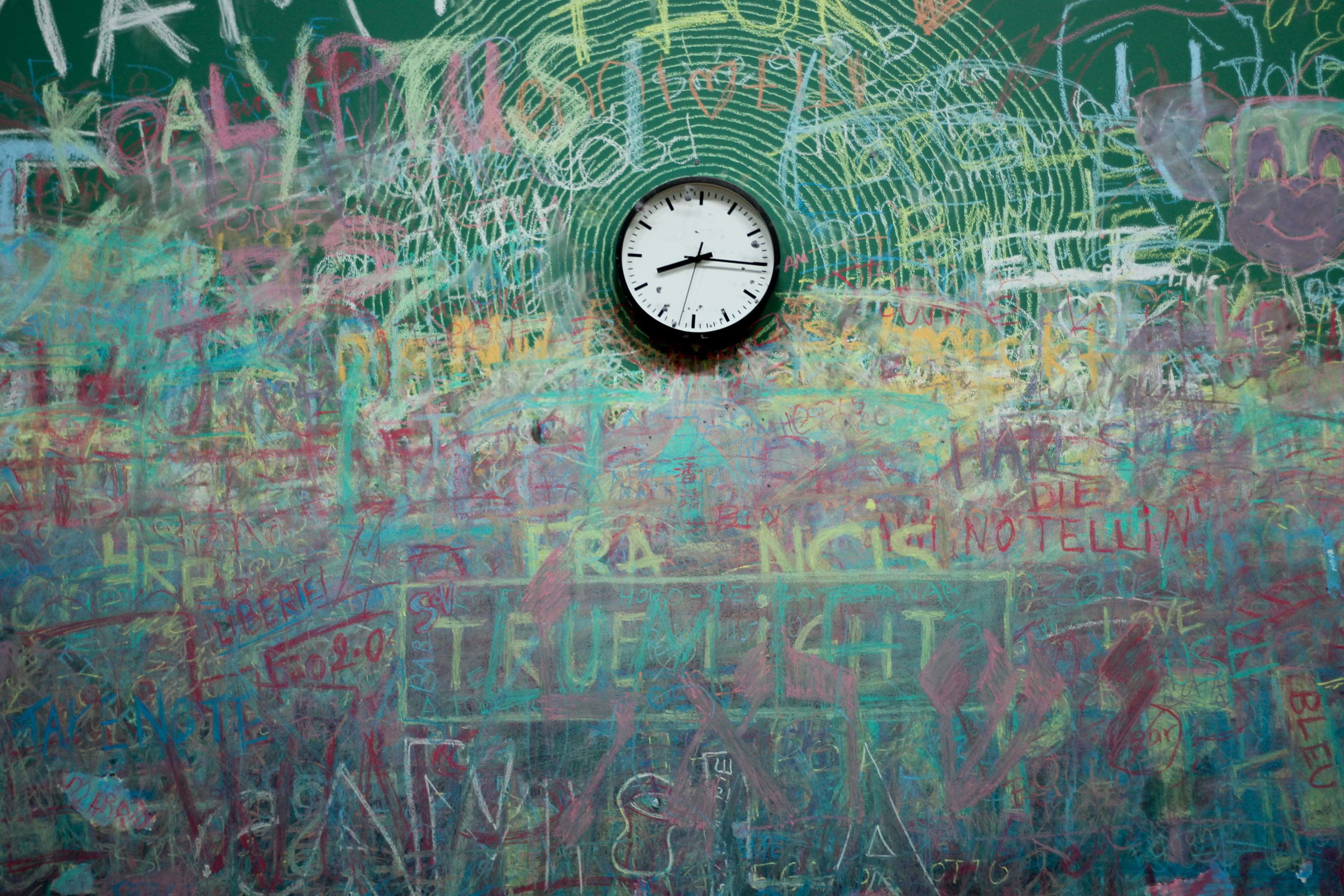 vintage analog clock, graffiti-covered green wall, chalk tags, 4K Desktop Wallpaper