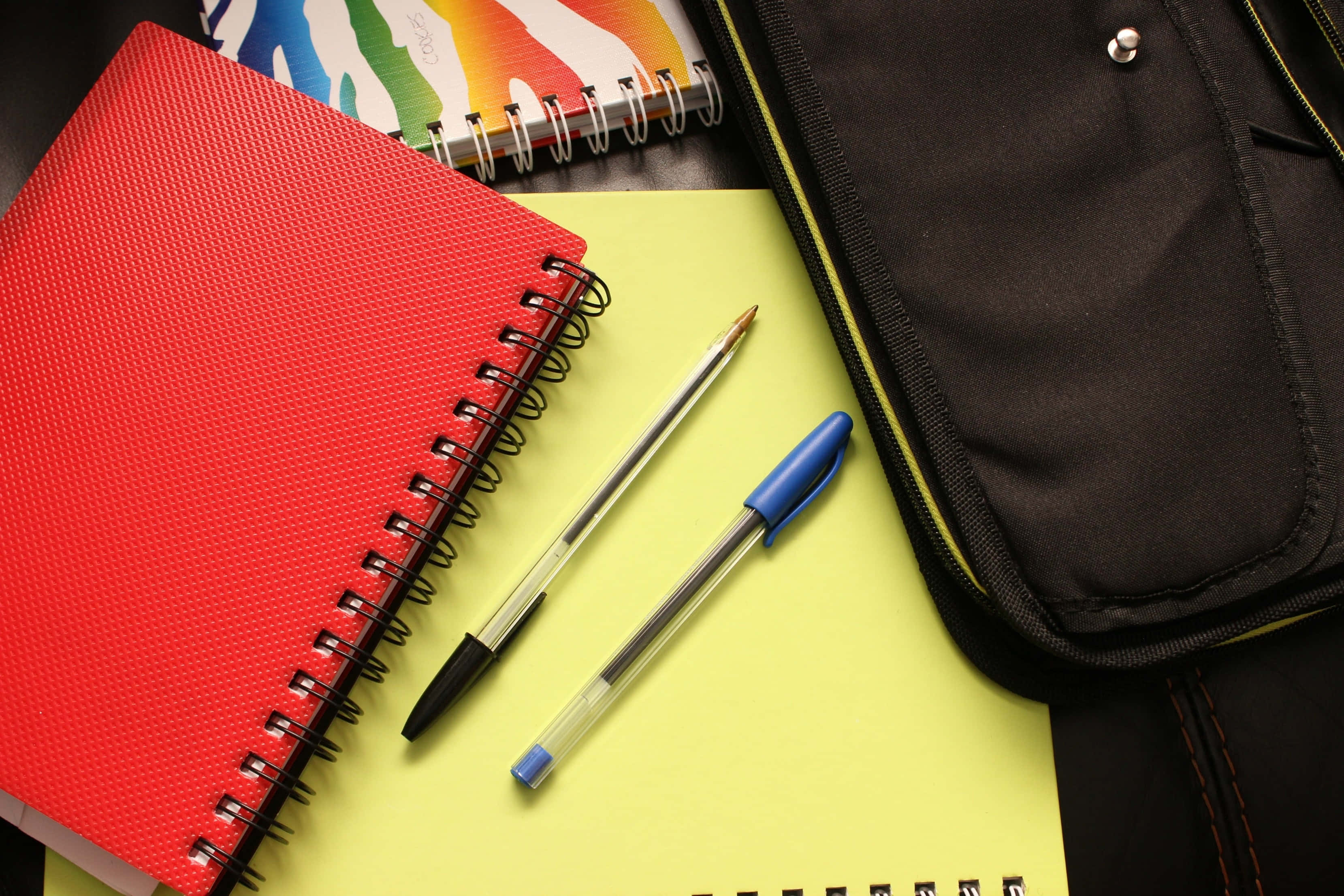 black backpack, red notebook, yellow pad, 2K Desktop Wallpaper