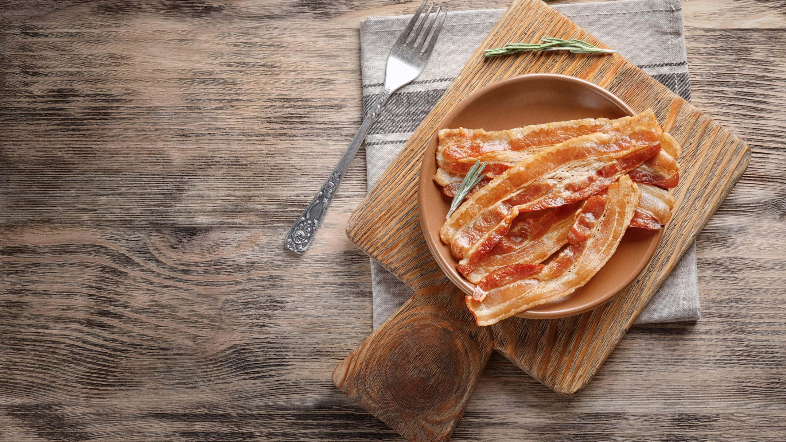 crispy bacon slices, rosemary, terracotta bowl, 2K Desktop Wallpaper
