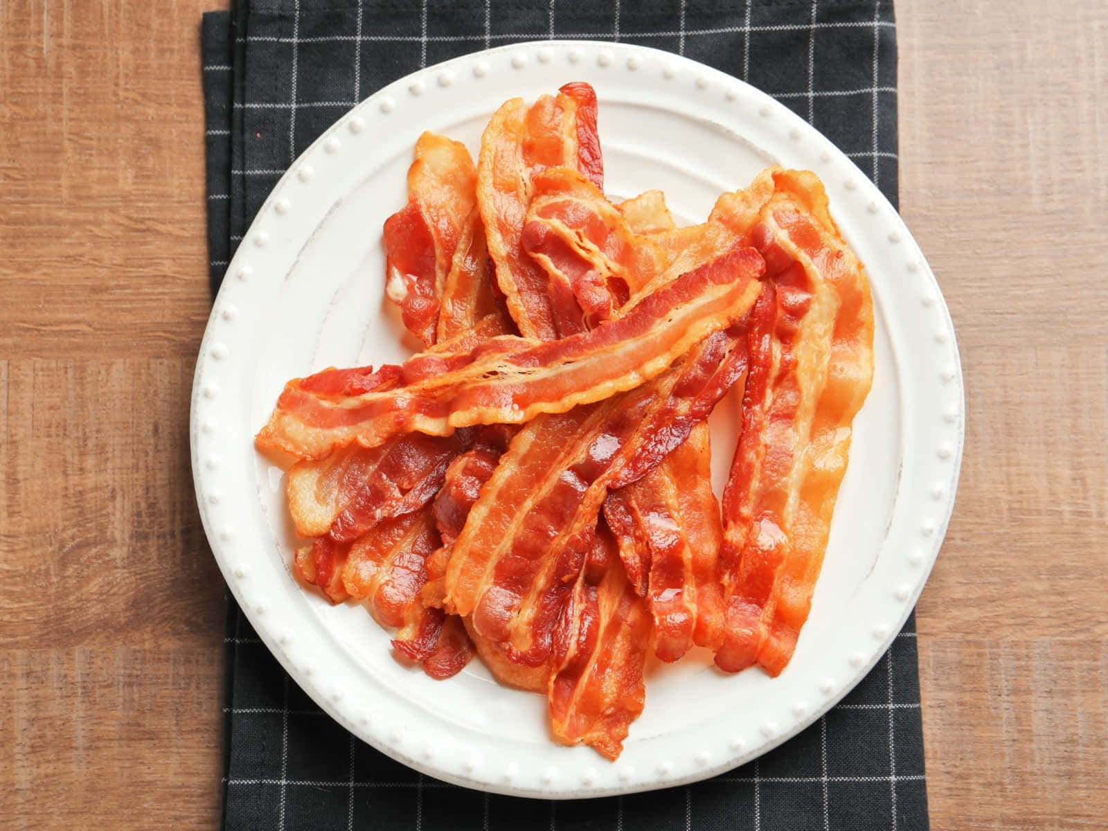 crispy bacon, golden-brown, white plate, HD Desktop Wallpaper
