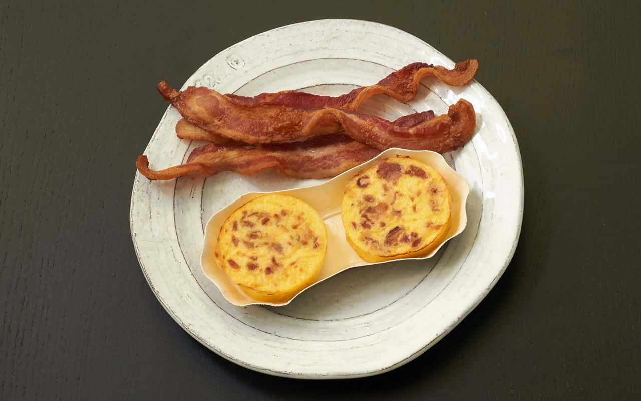 baconand egg breakfast plate, golden egg muffins, rustic white plate, HD Desktop Wallpaper
