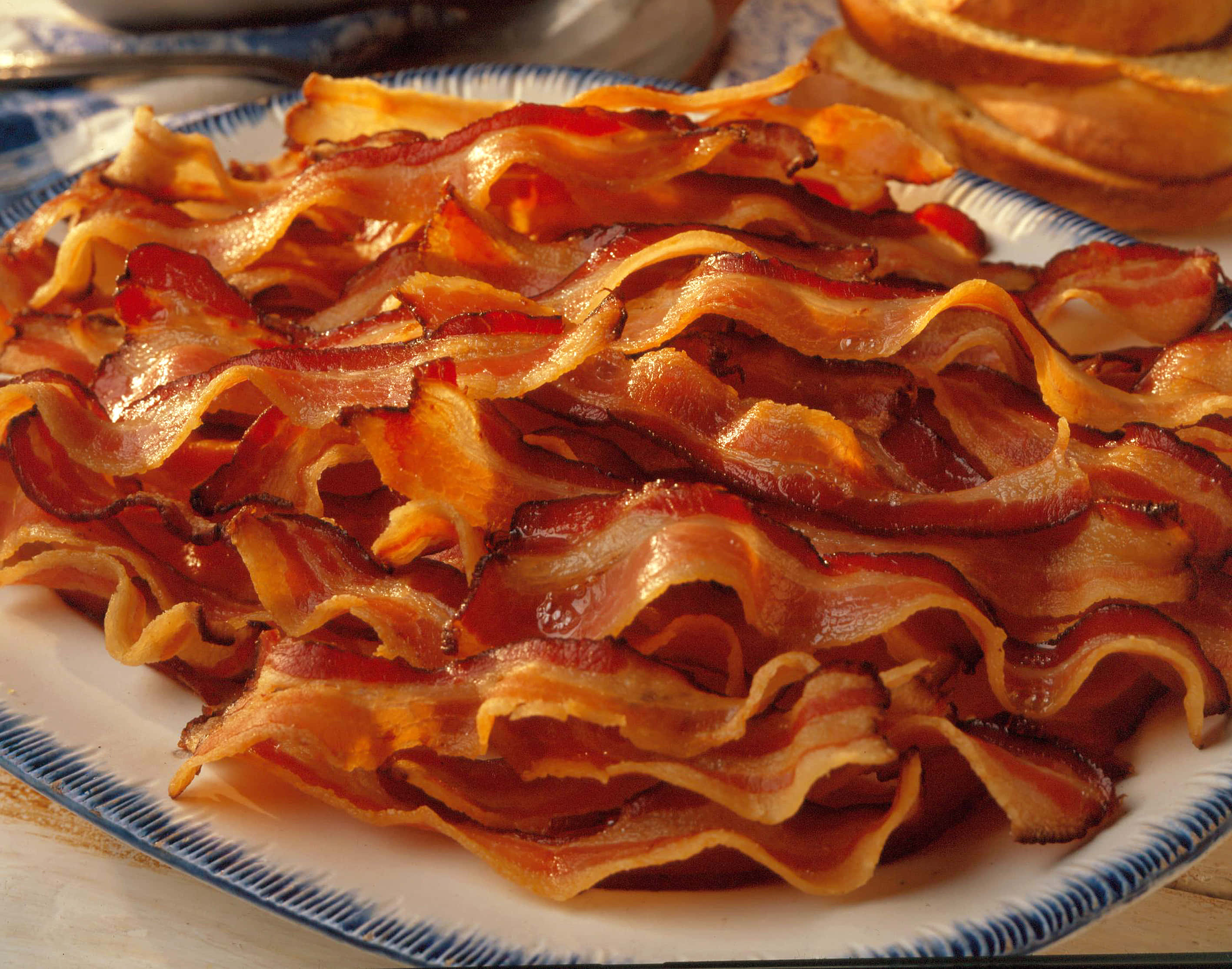 crispy bacon, golden-brown bacon, white plate, 2K Desktop Wallpaper