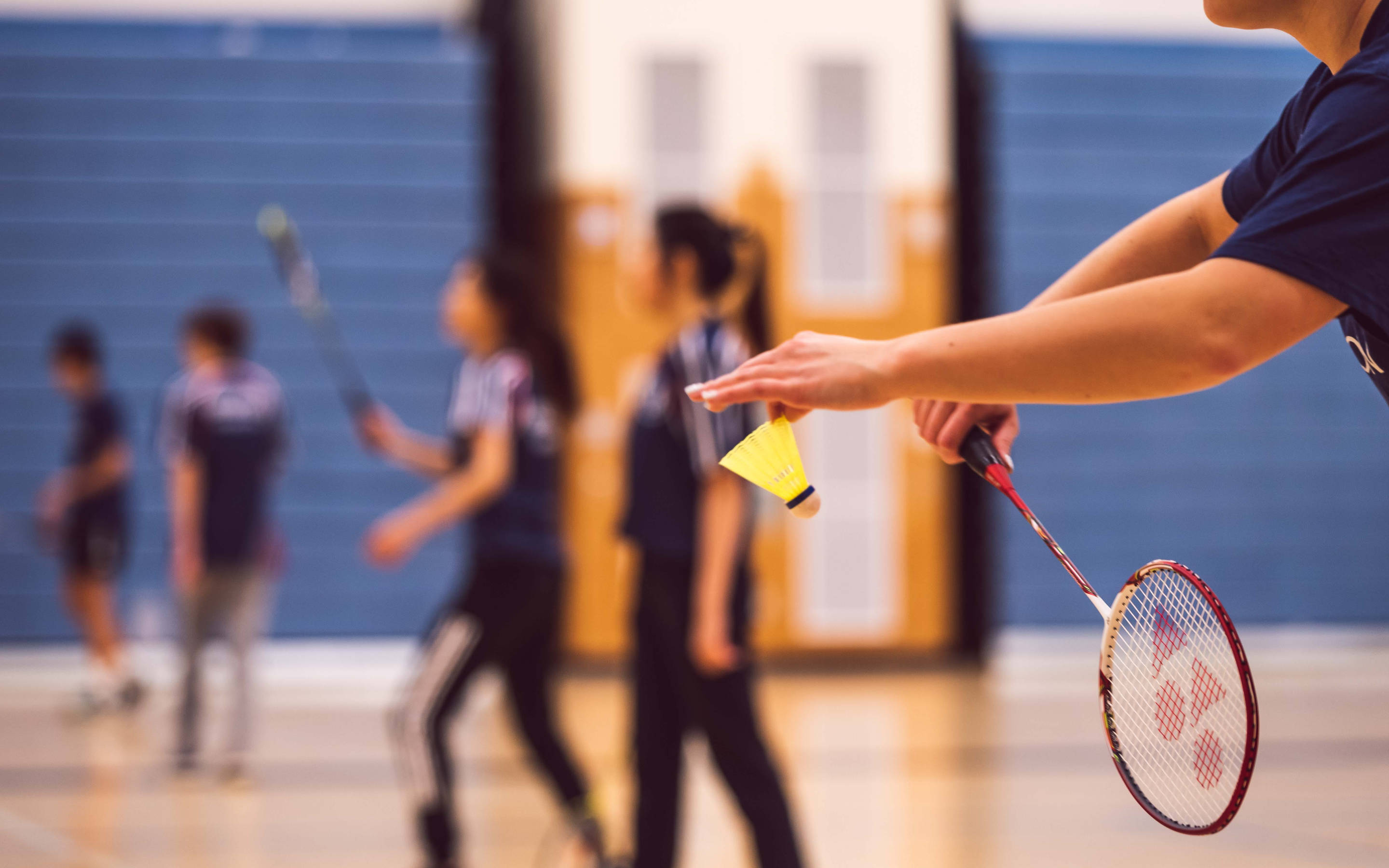 badminton player, racket, shuttlecock, 2K Desktop Wallpaper