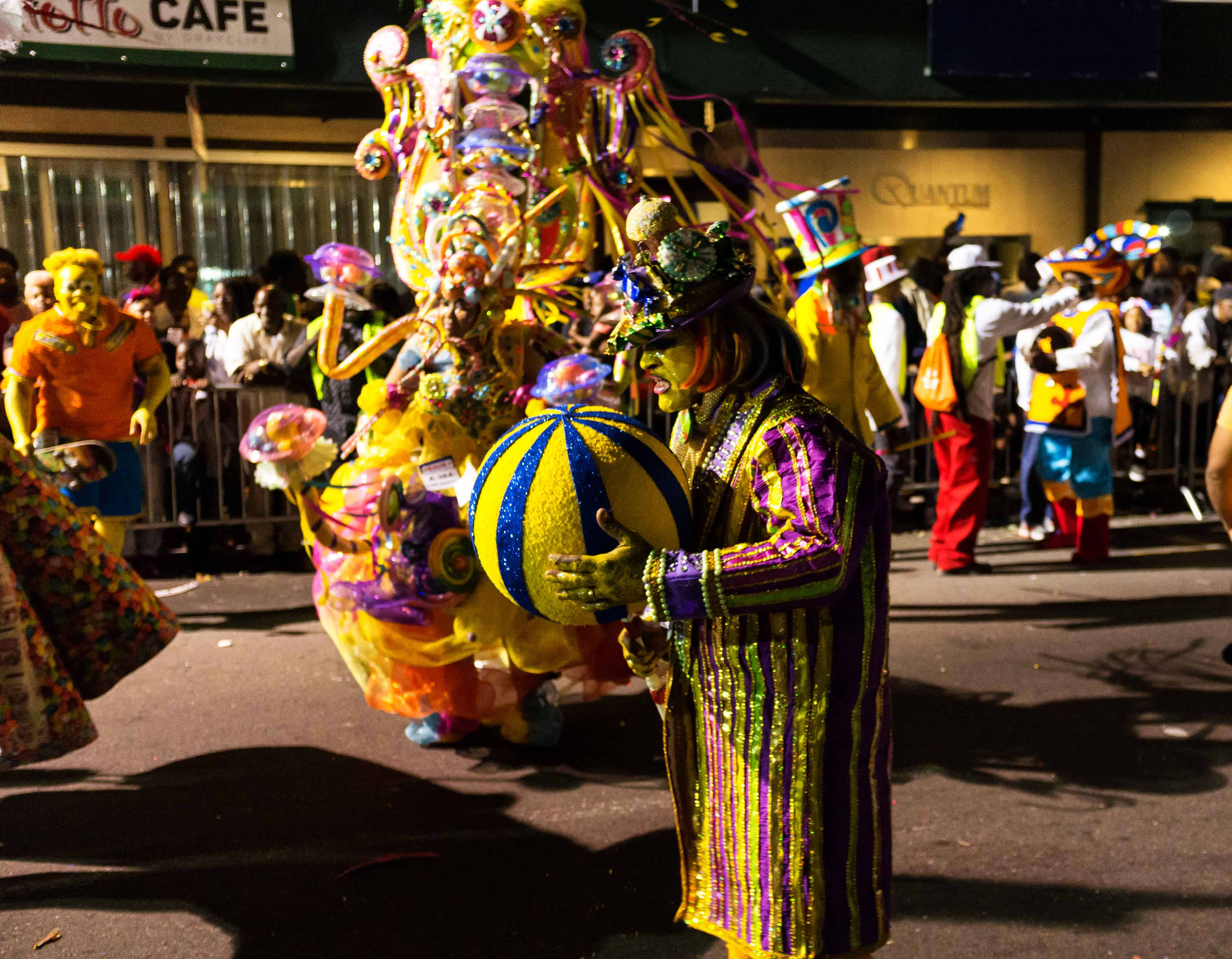 clown parade, Bahamas, glittering yellow, 2K Desktop Wallpaper