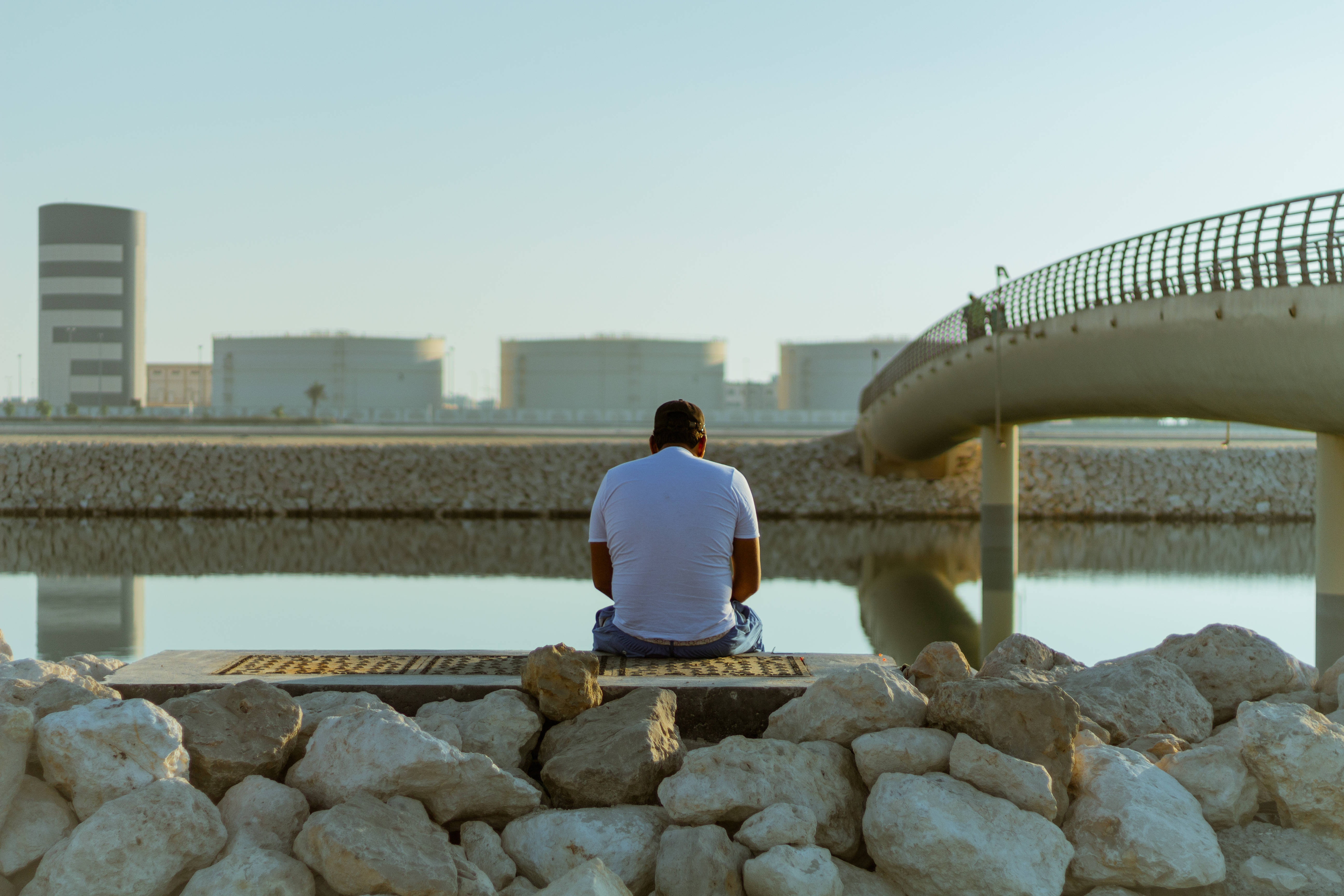 Bahrain, stone ledge, calm water, 5K Desktop Wallpaper