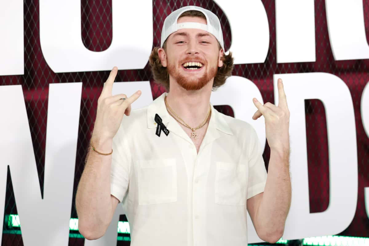 Bailey Zimmerman, rock hand gesture, white shirt, SD Desktop Wallpaper