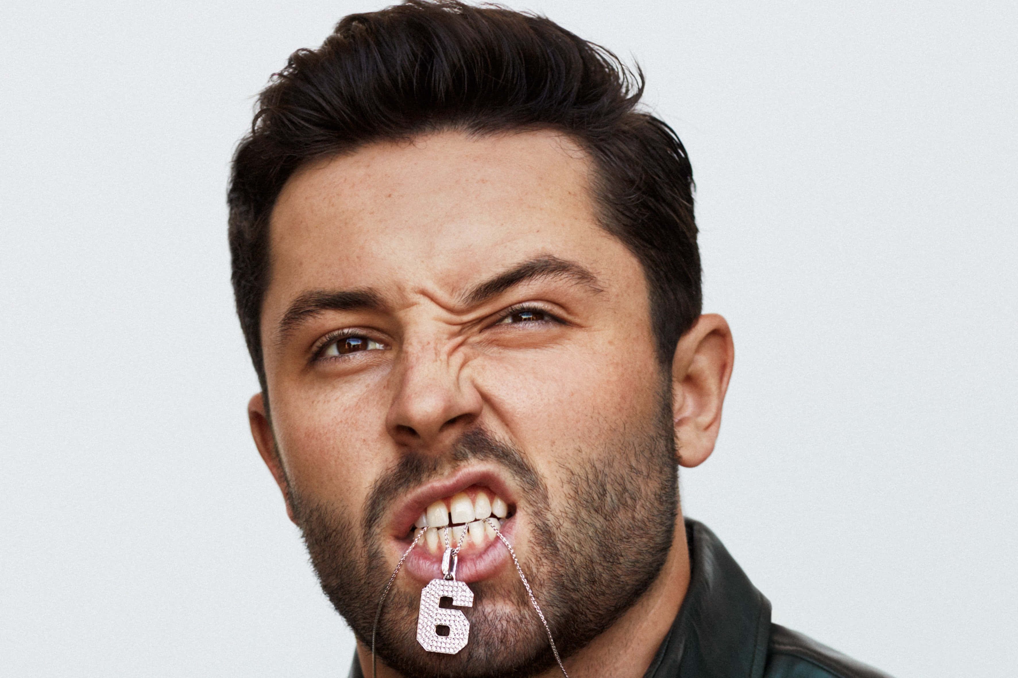 Baker Mayfield, number six pendant, diamond-encrusted, 2K Desktop Wallpaper