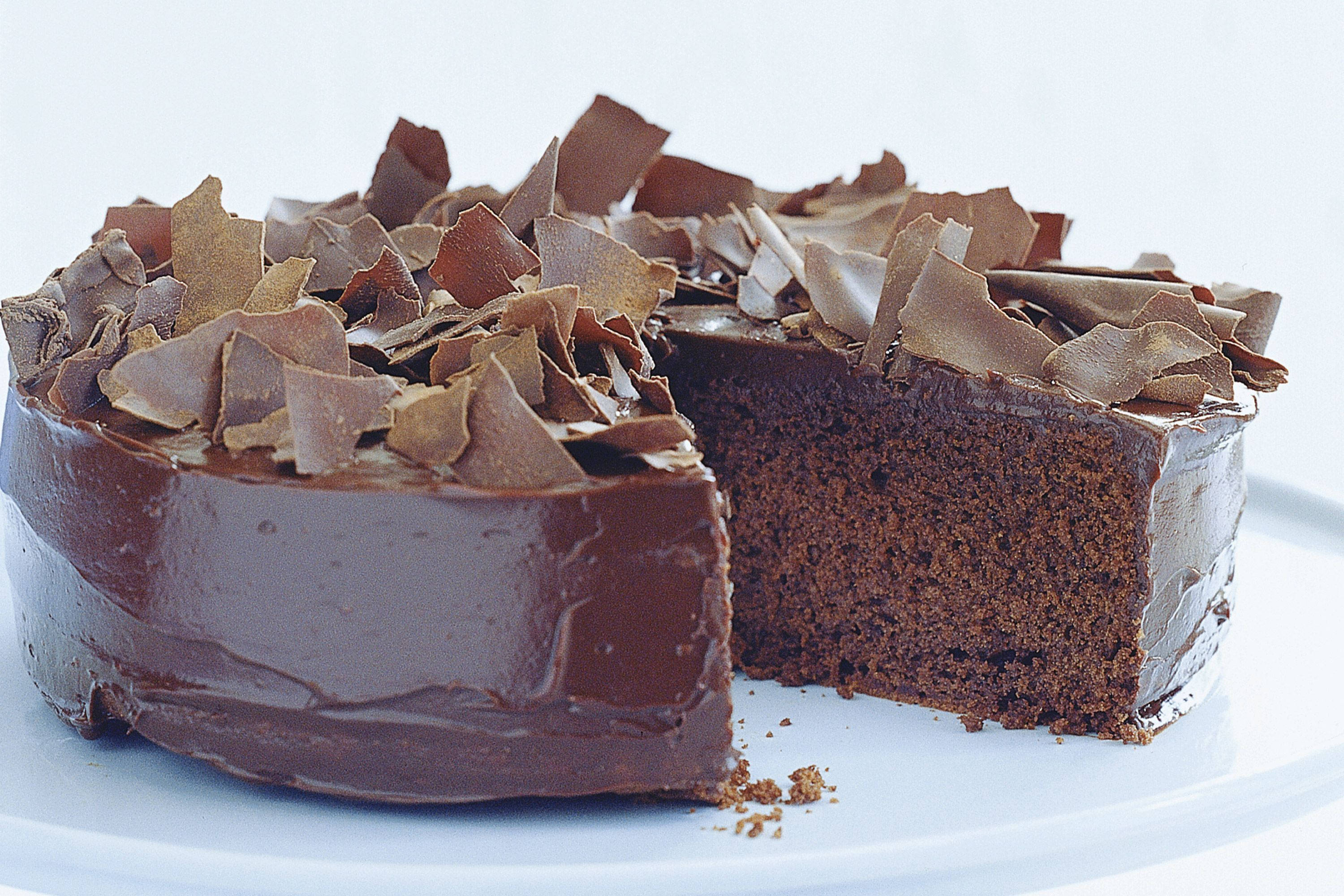 One Layer Chocolate Cake, glossy frosting, chocolate shavings, 2K Desktop Wallpaper