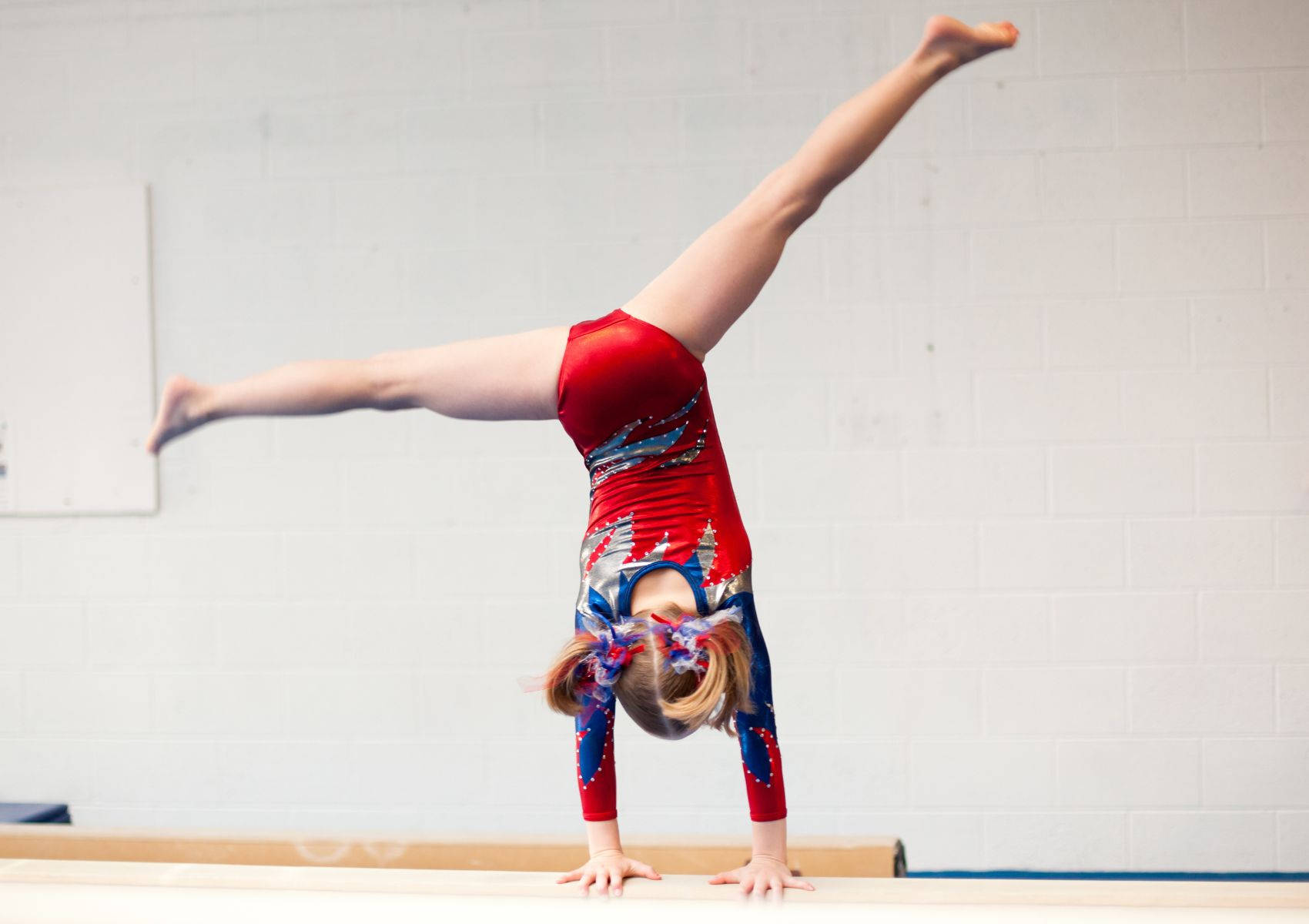 young gymnast, red blue leotard, balance beam, HD Desktop Wallpaper