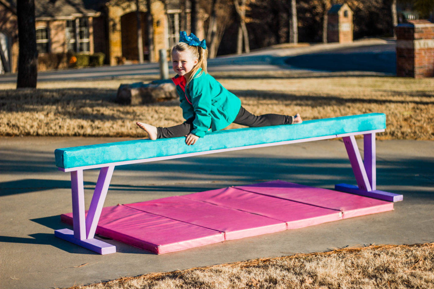 teal jacket, bright blue balance beam, purple legs, HD Desktop Wallpaper