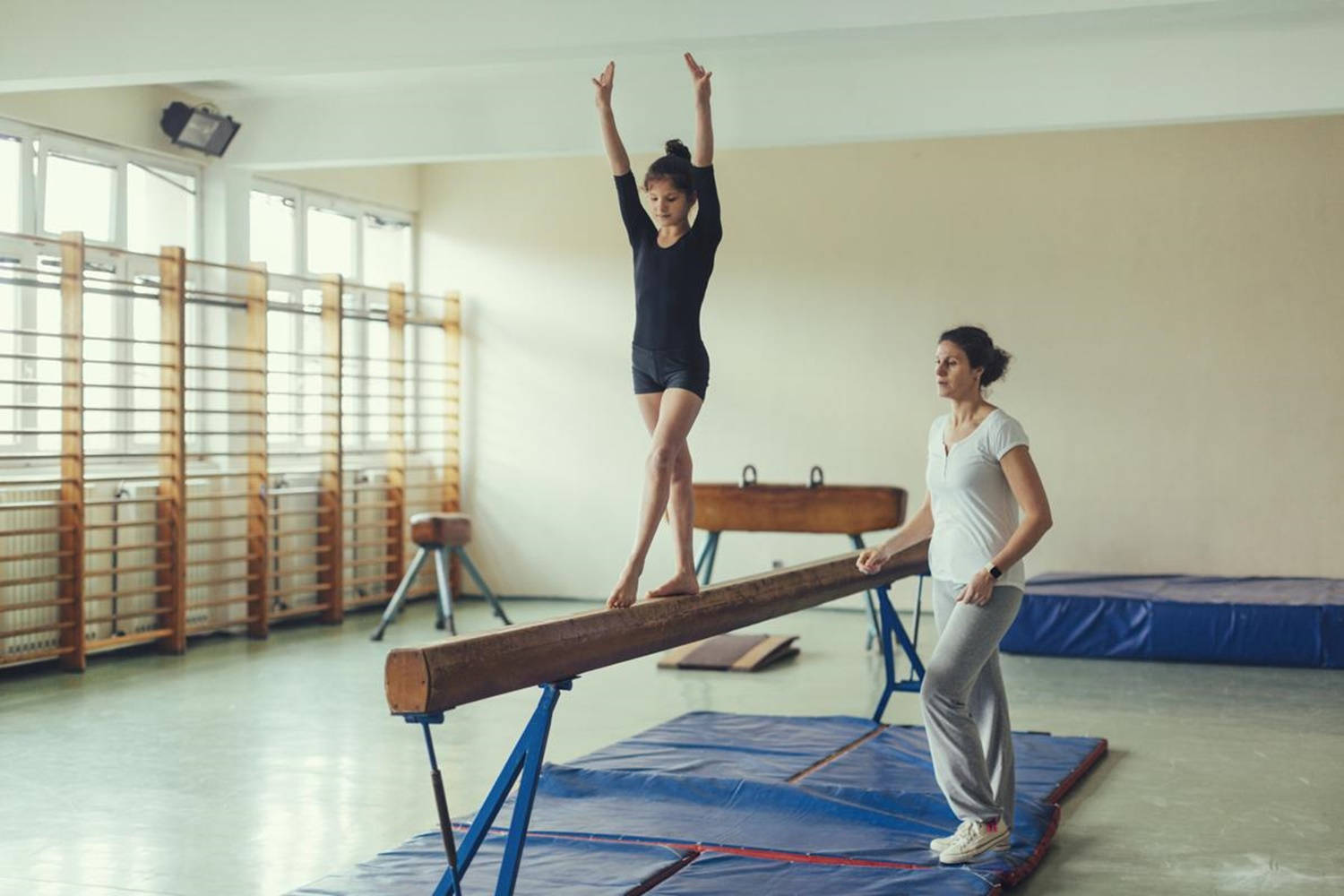 DIY Balance Beam, wooden beam, bright gymnasium, HD Desktop Wallpaper