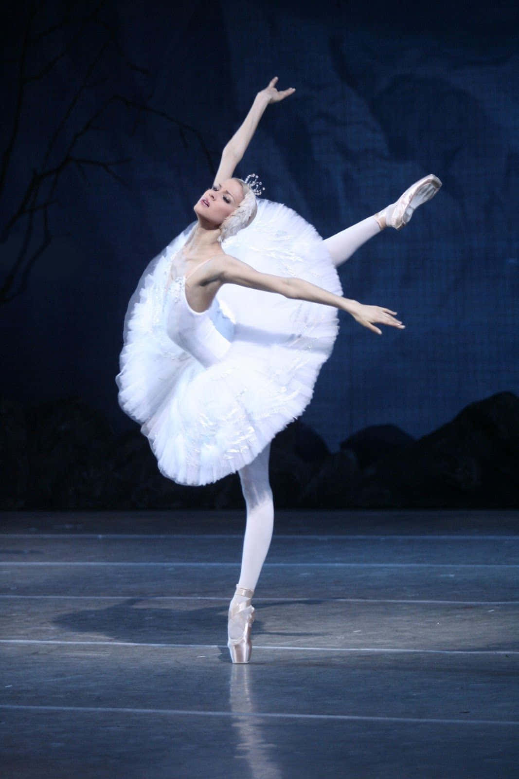 ballerina, white feathered tutu, arabesque on pointe, HD Phone Wallpaper