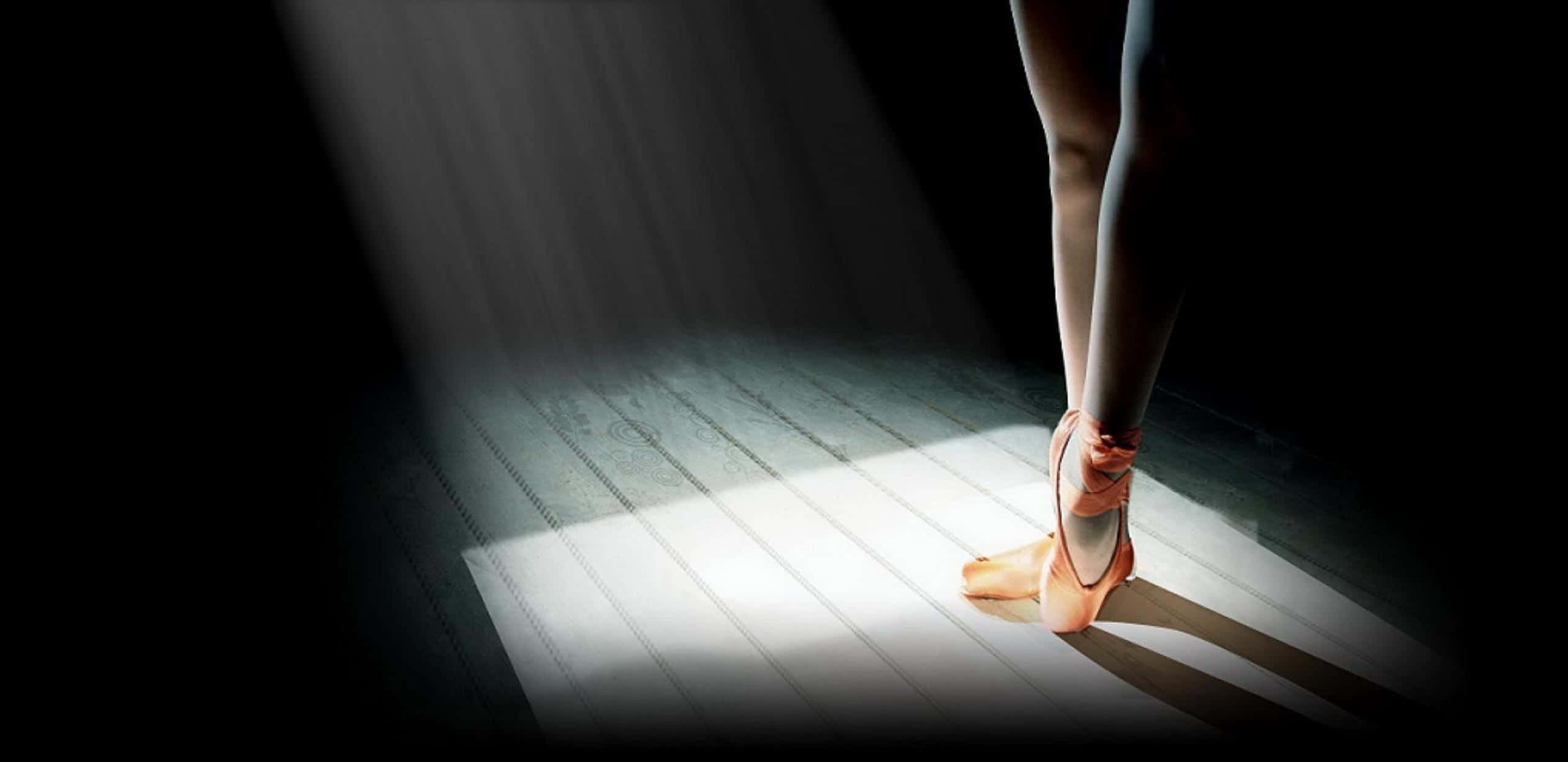 ballet dancer en pointe, spotlight, pink pointe shoes, 2K Desktop Wallpaper