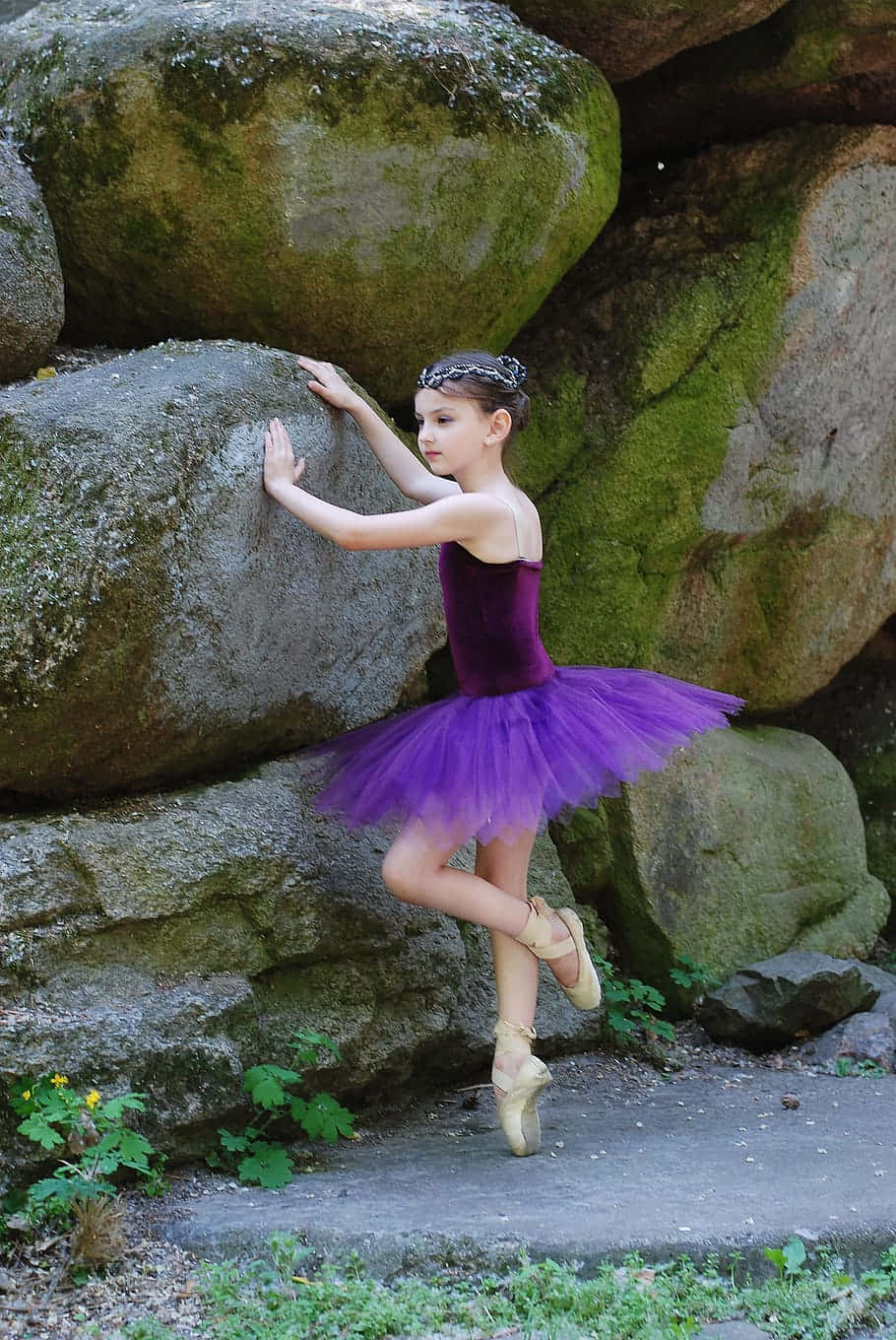 young ballerina, purple tutu, pointe shoes, HD Phone Wallpaper