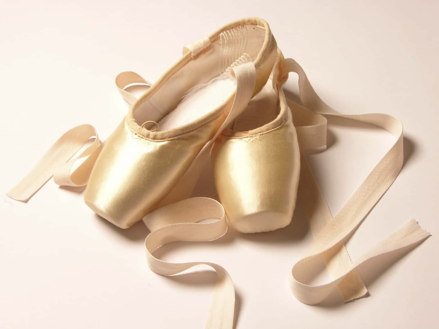 light gold pointe shoes, cream satin ballet pointe shoes, ribbons, HD Desktop Wallpaper