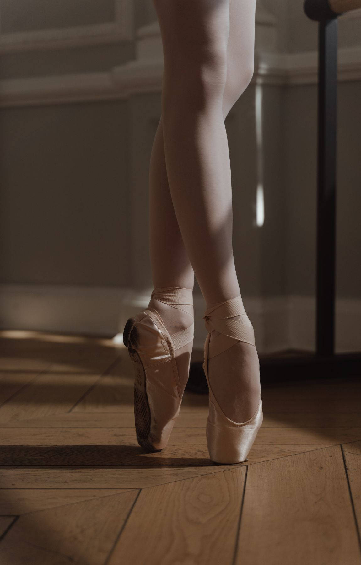 ballet dancer, studio room, pointe shoes, HD Phone Wallpaper