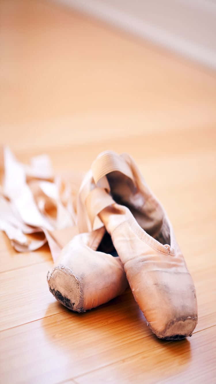pointe shoes, ballet slippers, warm wooden floor, HD Phone Wallpaper