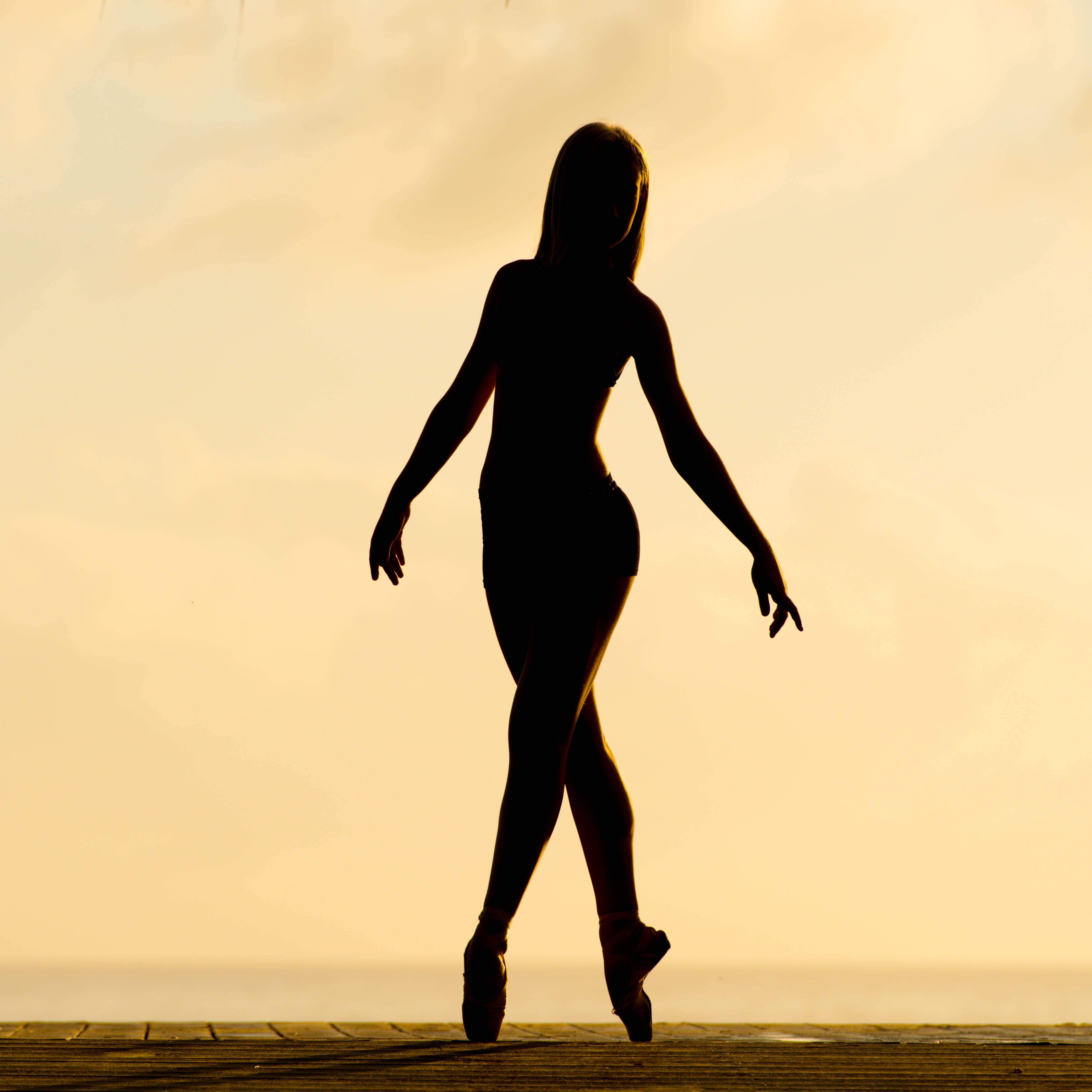 ballerina, en pointe, wooden pier, 4K Desktop Wallpaper