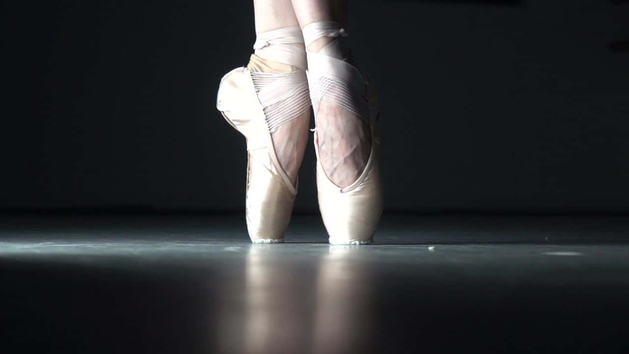 ballet dancer, pointe shoes, dark room, HD Desktop Wallpaper
