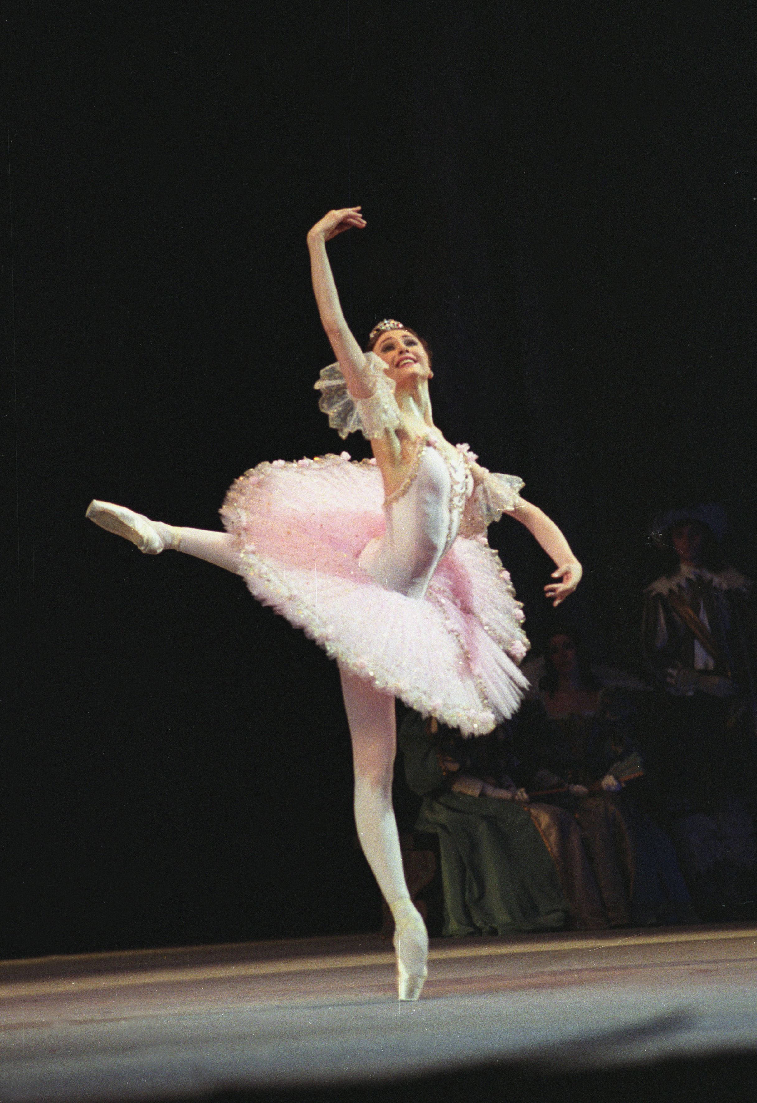 ballet dancer, pink tutu, en pointe, 2K Phone Wallpaper
