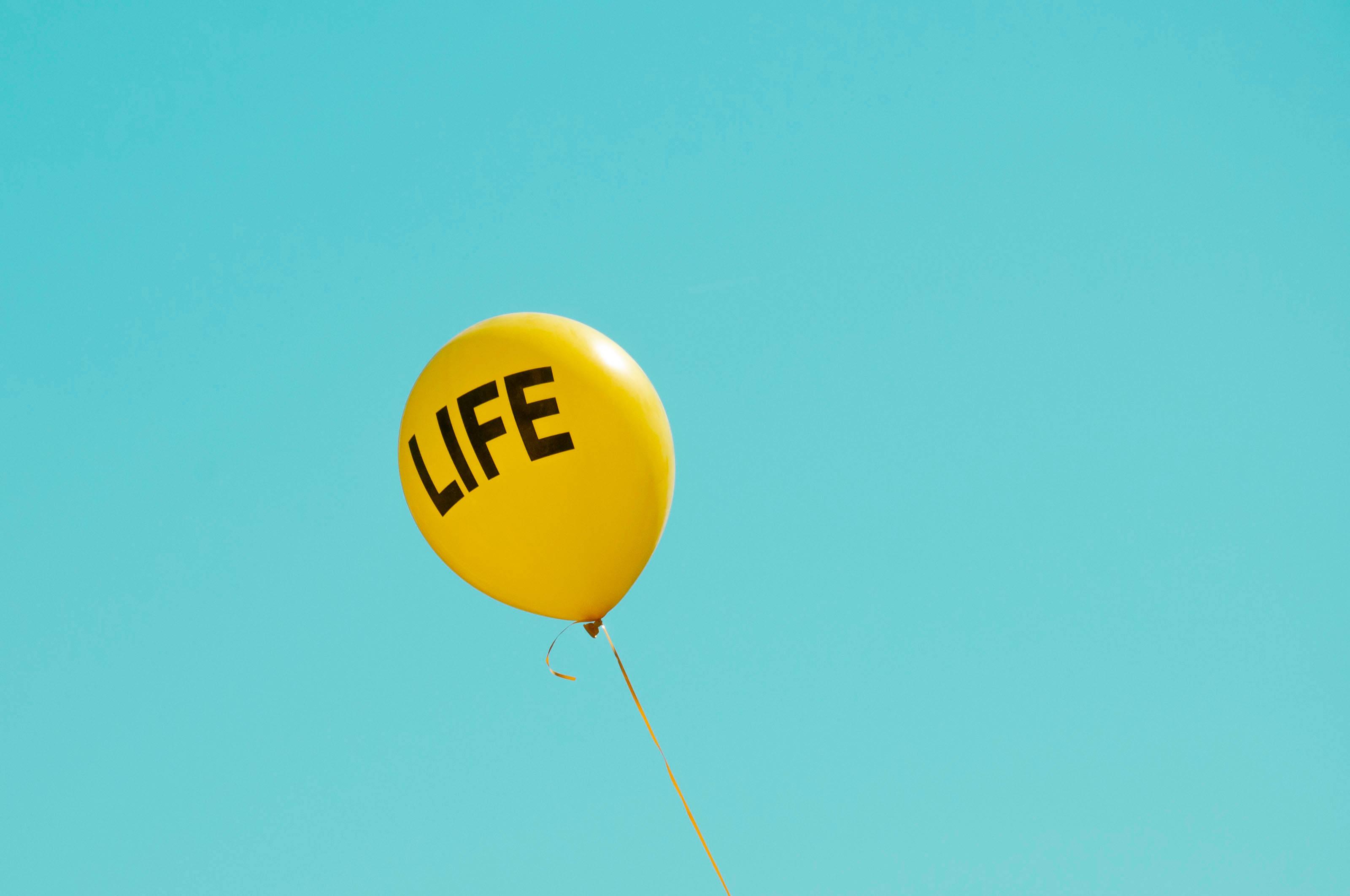 yellow balloon, word LIFE, clear turquoise sky, 2K Desktop Wallpaper