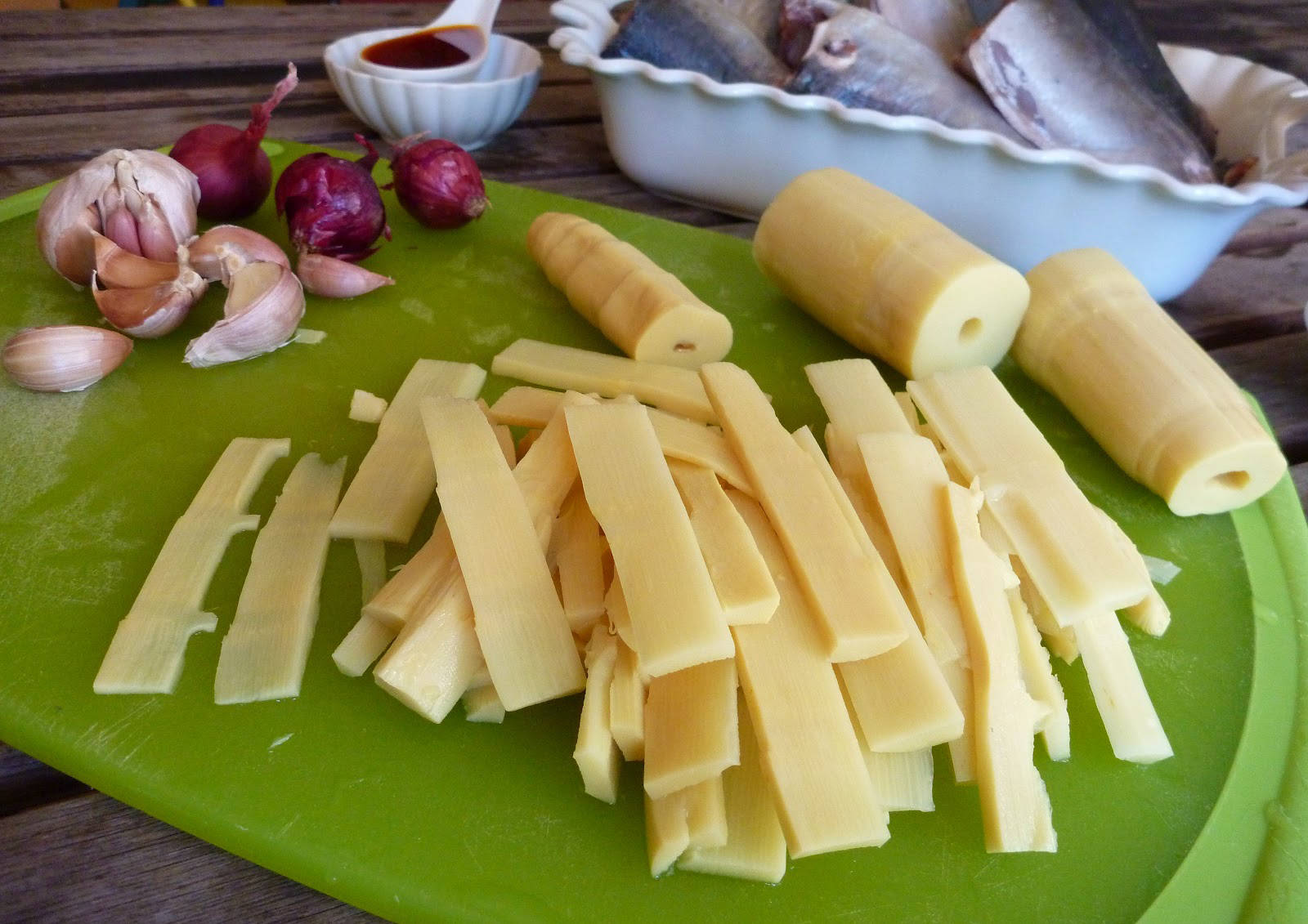 sliced organic vegetable bamboo shoots, green cutting board, garlic cloves, HD Desktop Wallpaper