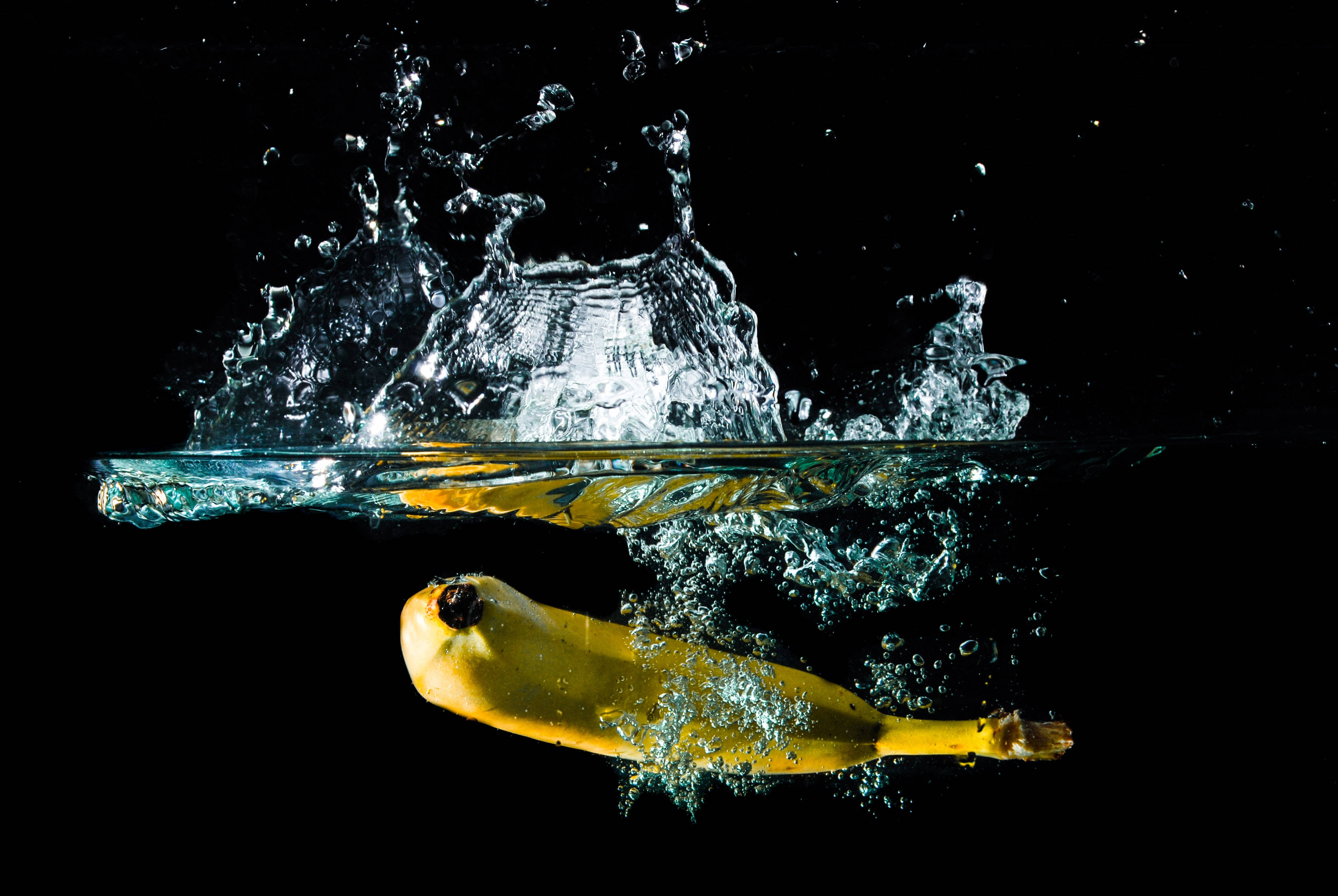 banana splash, underwater, vibrant yellow, 4K Desktop Wallpaper