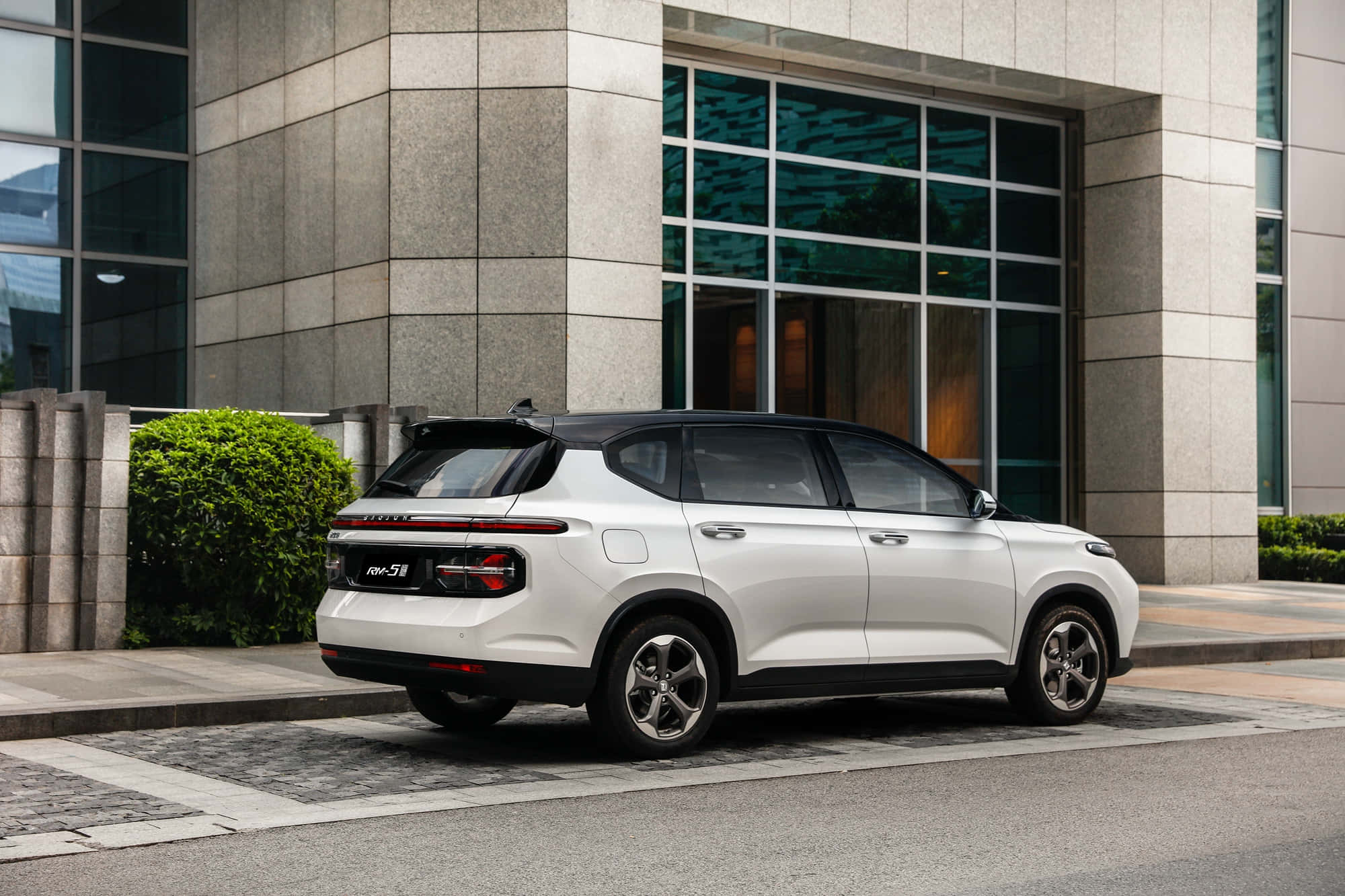 Baojun 2000, white SUV, modern building, Full HD Desktop Wallpaper