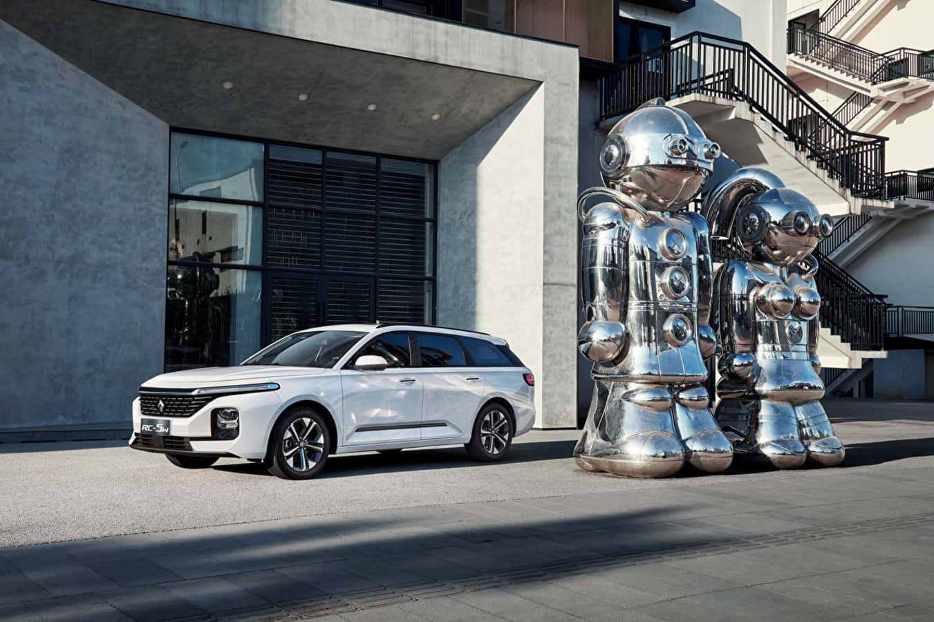 Baojun 1351, white station wagon, chrome robot sculptures, HD Desktop Wallpaper