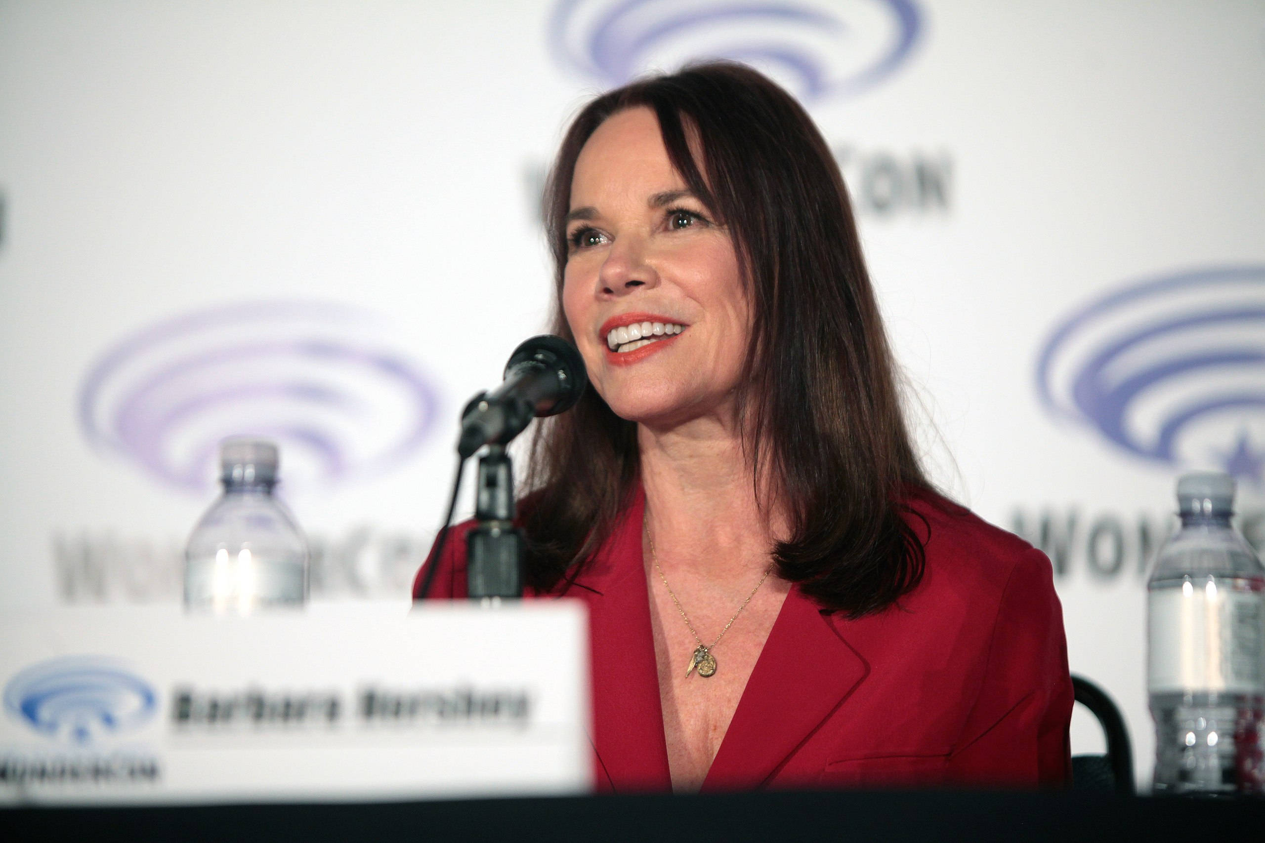 Barbara Hershey, red blazer, microphone, 2K Desktop Wallpaper