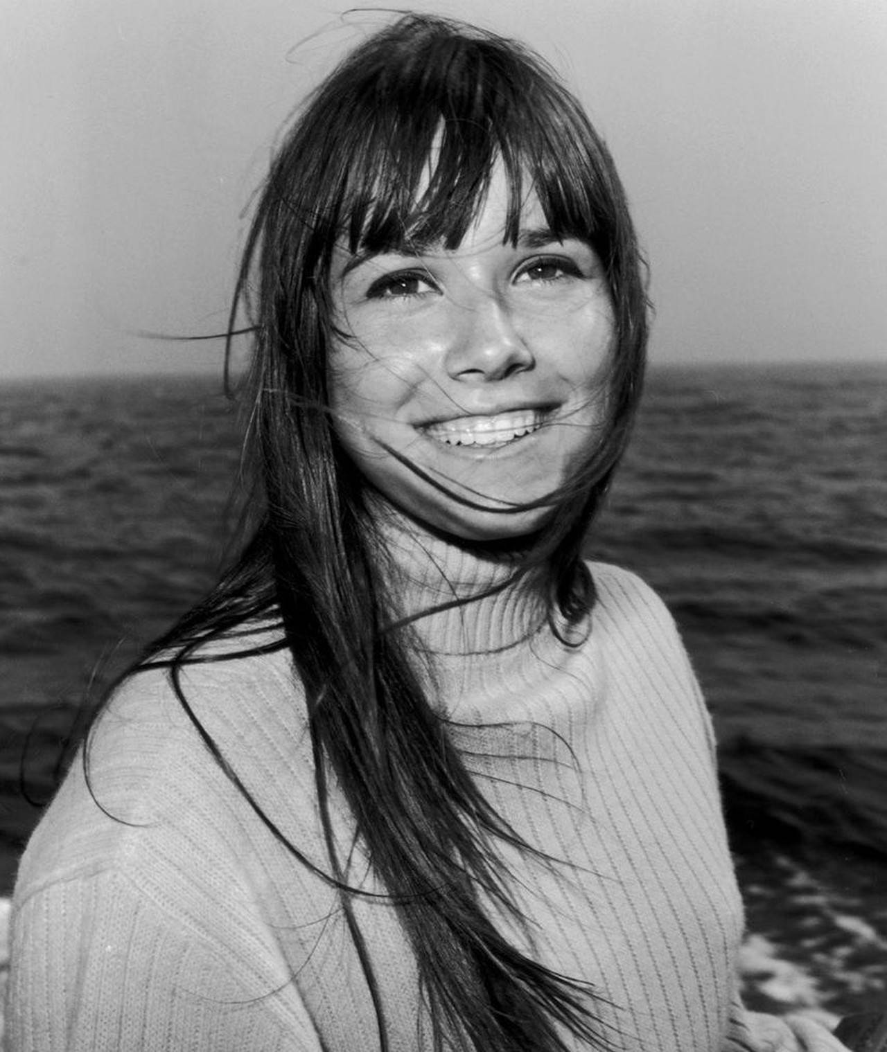 Barbara Hershey, ocean, black and white portrait, HD Phone Wallpaper