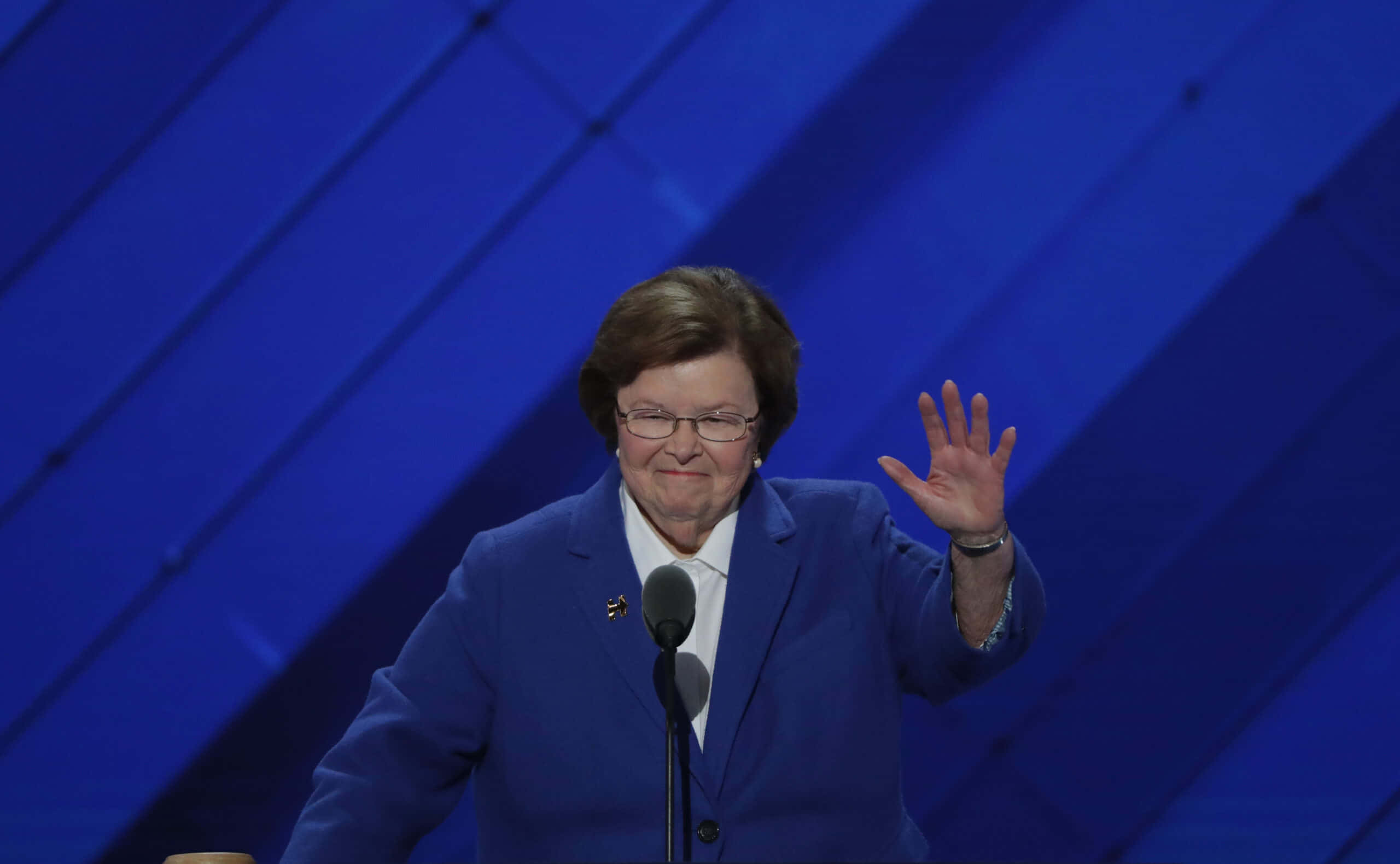 Barbara Mikulski, blue suit, podium, 2K Desktop Wallpaper