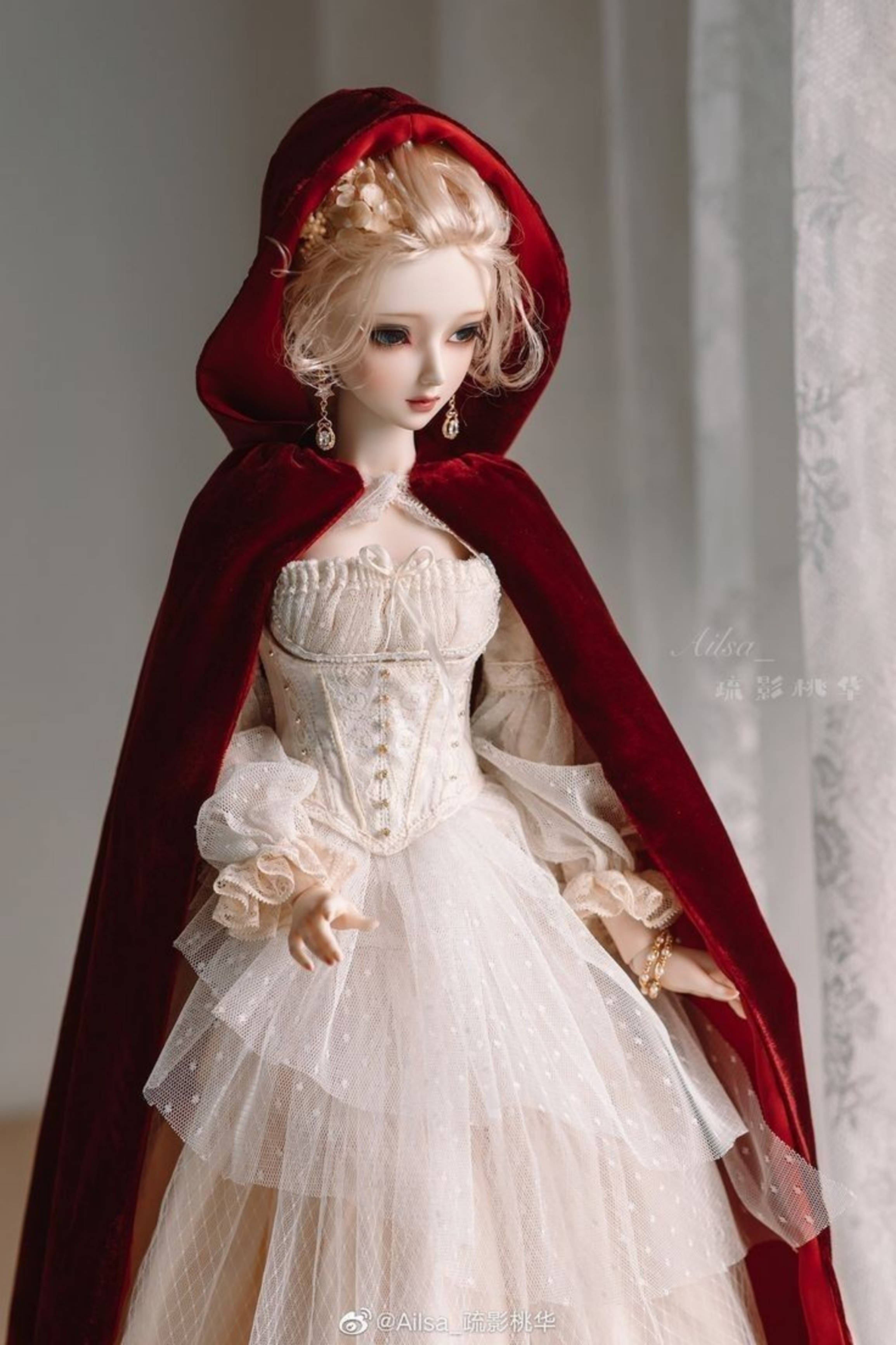 Barbie Doll, velvet cloak, red velvet hooded cape, 2K Phone Wallpaper